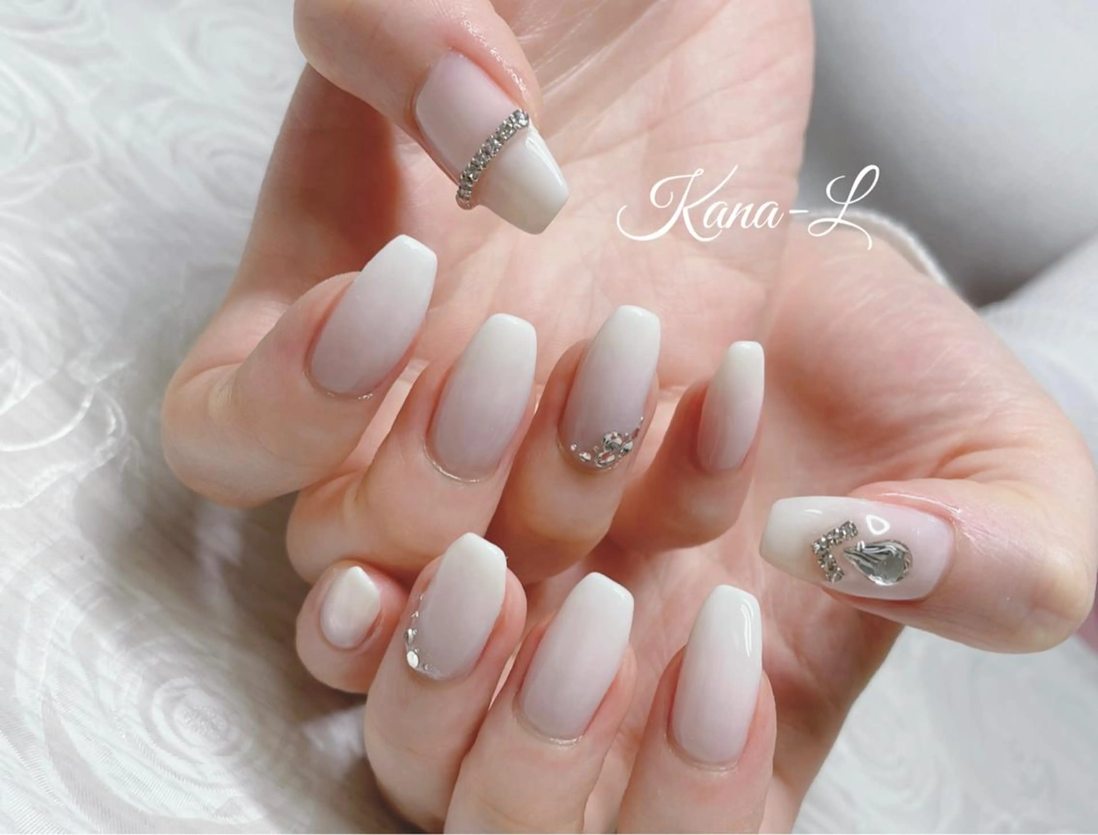 カラー ネイル キラキラネイル ストーンネイル ブライダルネイル ホワイト 芦辺 香奈のネイルデザイン