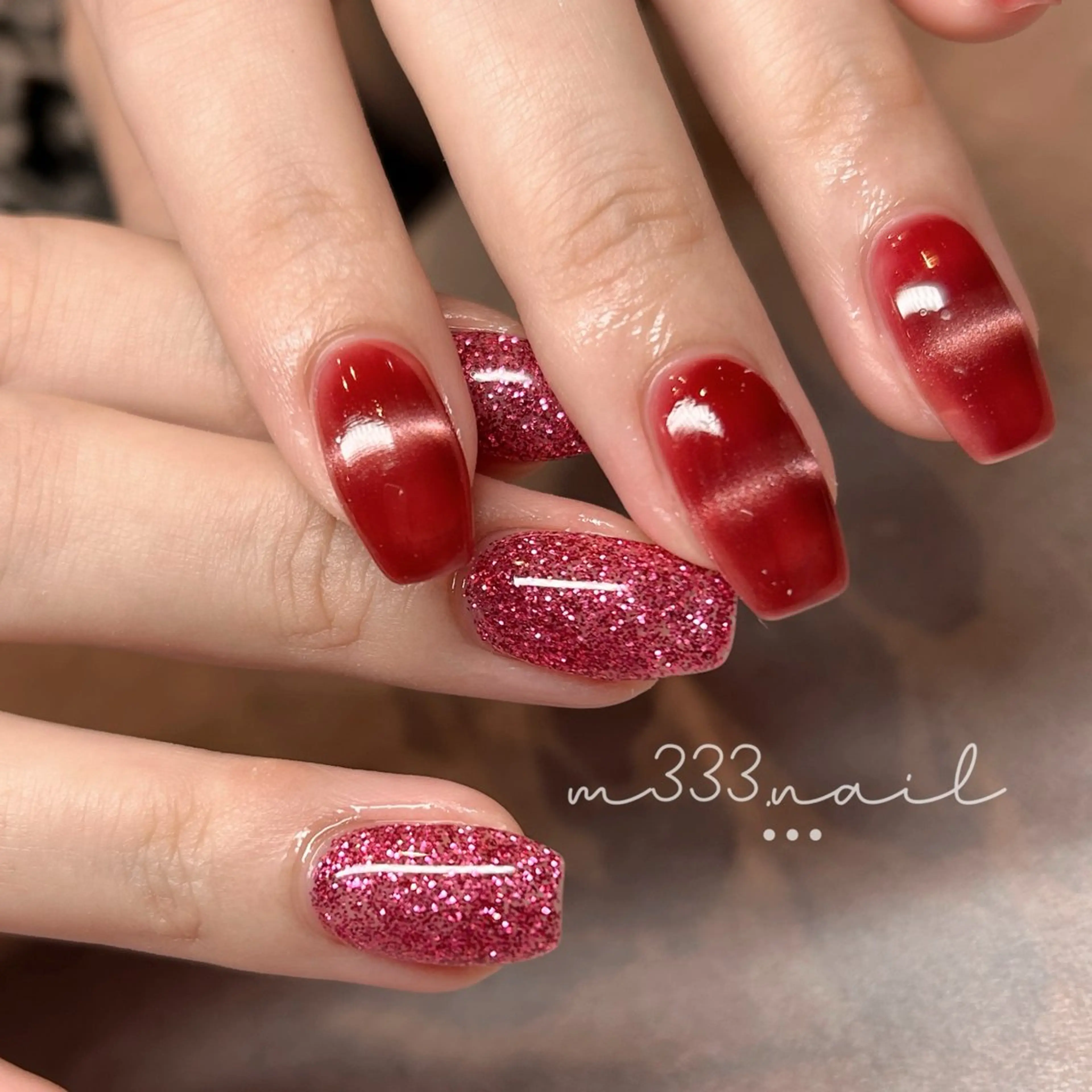 ネイル ボルドー キラキラネイル マグネットネイル 赤色 冬ネイル ハンドネイル hair  MILE.所属・MILE. mukonosouのネイルデザイン