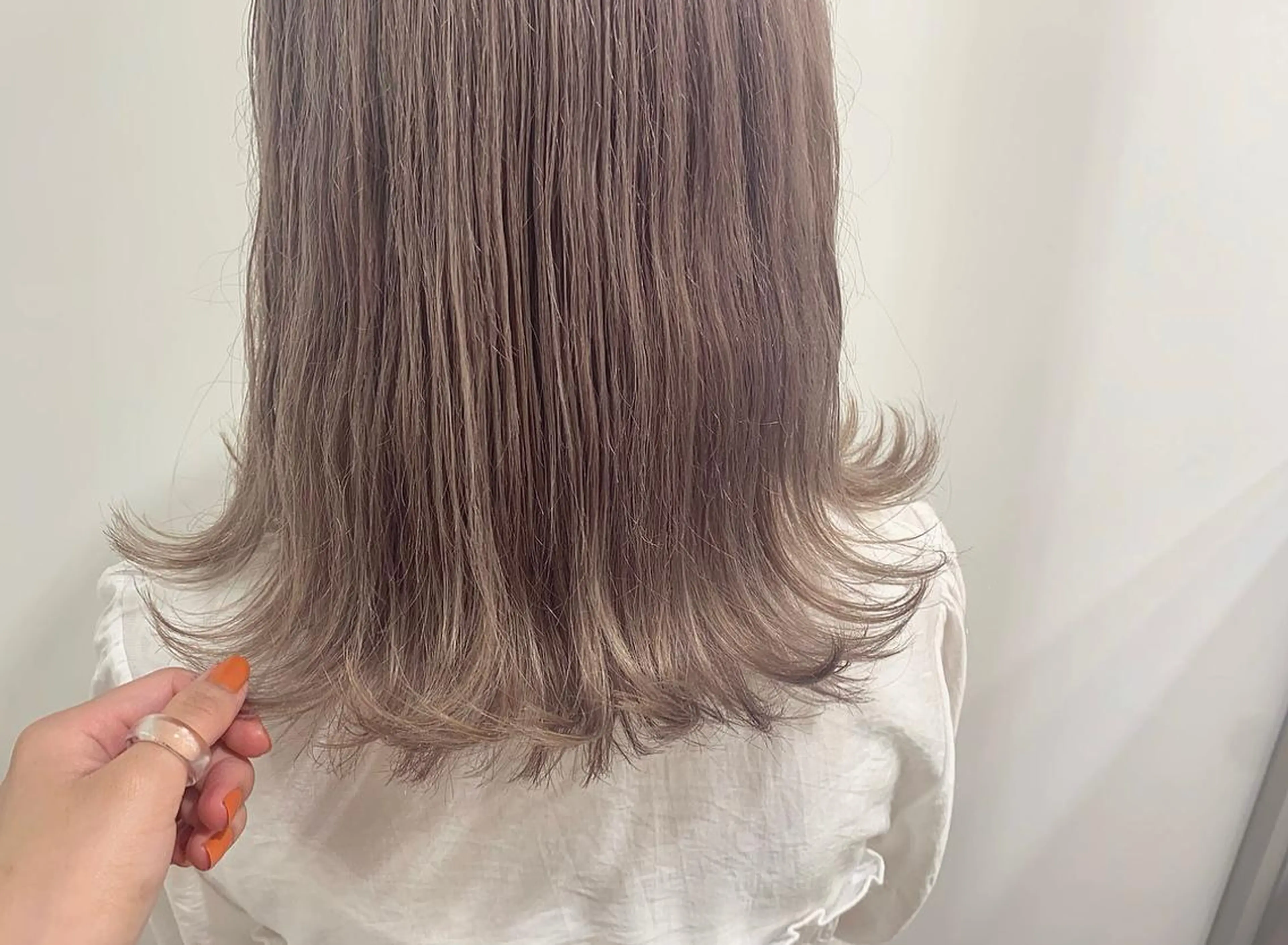 ミディアム カラー ヘアアレンジ ブリーチ グレージュ ハイトーンカラー ラベンダーカラー ラベンダーグレージュ ヘアカラー トリートメント たかいわ みきのヘアスタイル