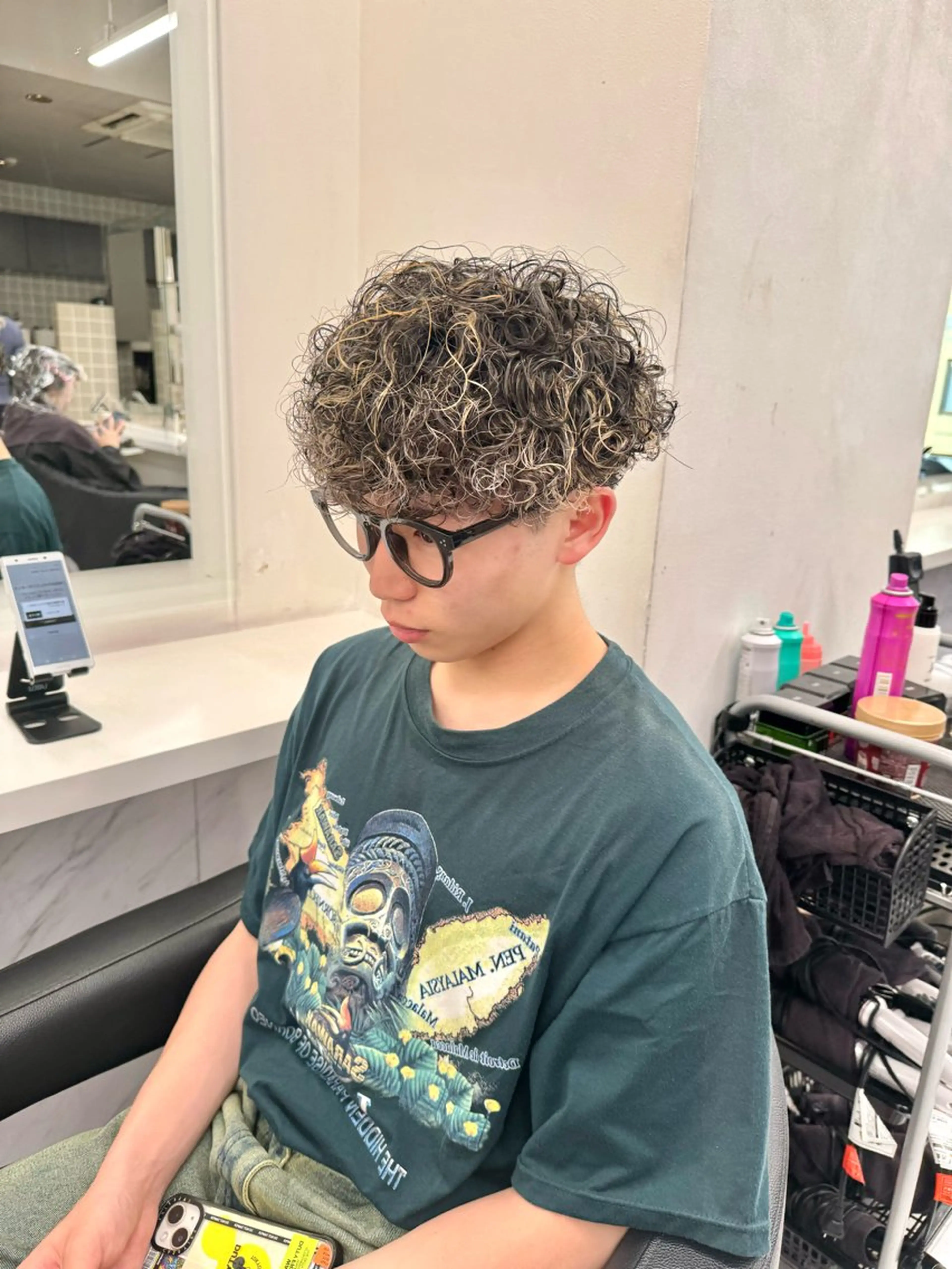 ミディアム カラー パーマ ヘアアレンジ メンズ ミディアムパーマ メンズハイライト メンズメッシュ メンズパーマ ハイライトカラー カット ヘアカラー パーマ ヘッドスパ ヘアセット 顔まわりカット の達人のヘアスタイル