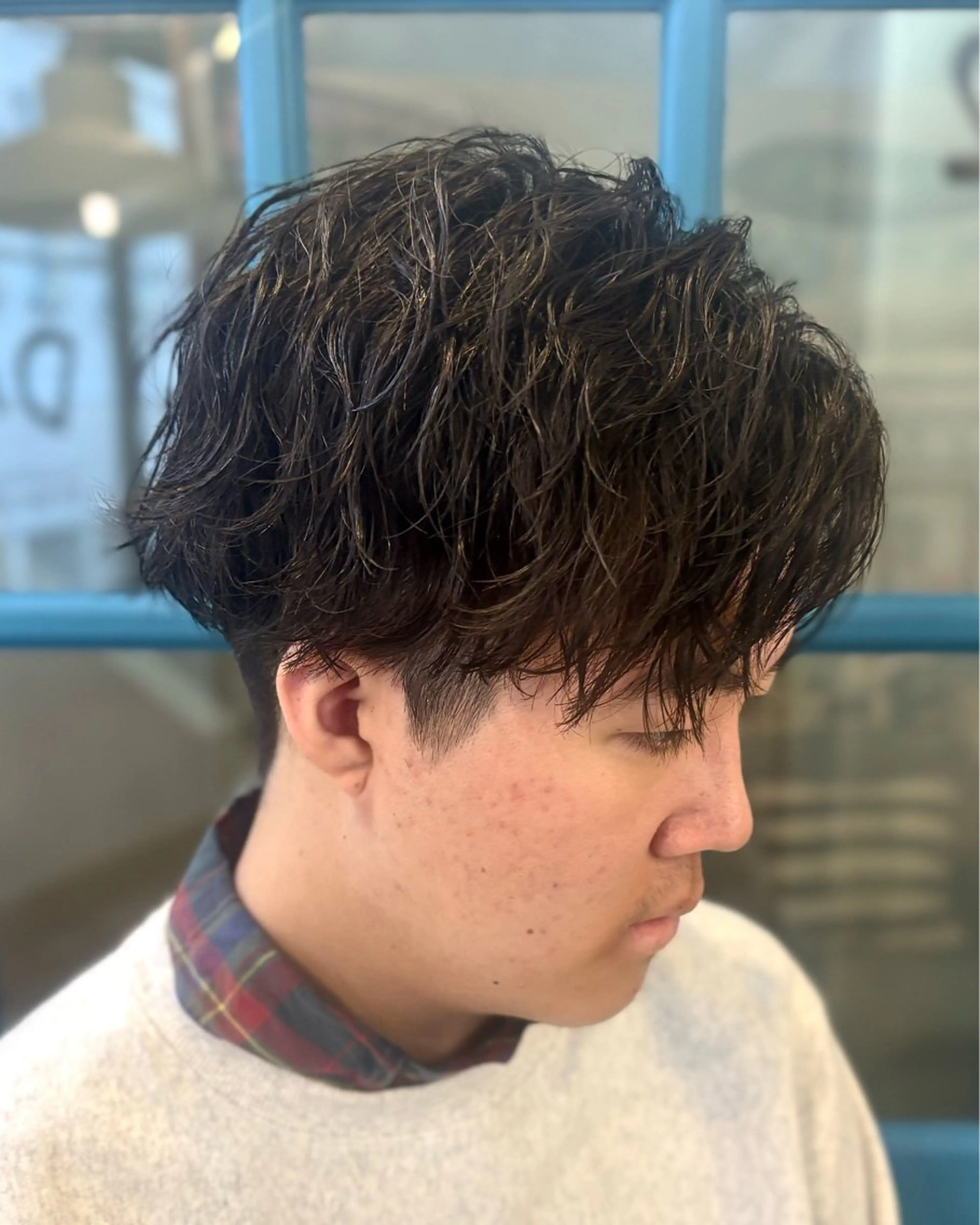 パーマ メンズ アップバング センターパート 波巻きパーマ カット パーマ トリートメント ショート、韓国メンズ ヘアのかつらぎのヘアスタイル