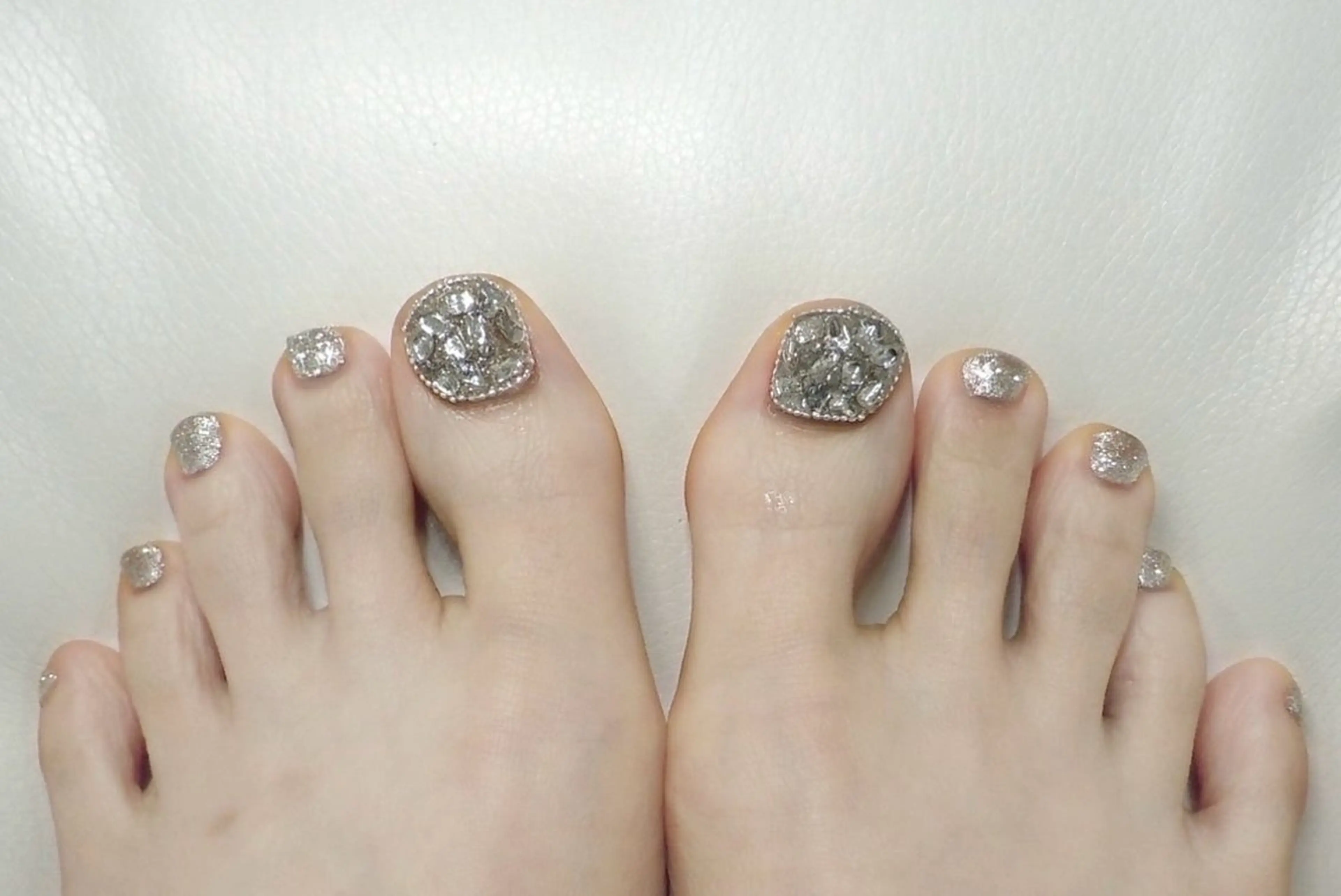 ネイル フットネイル キラキラネイル シルバー Millé nail(ミレネイル)所属・Millé nail /MIKUのネイルデザイン