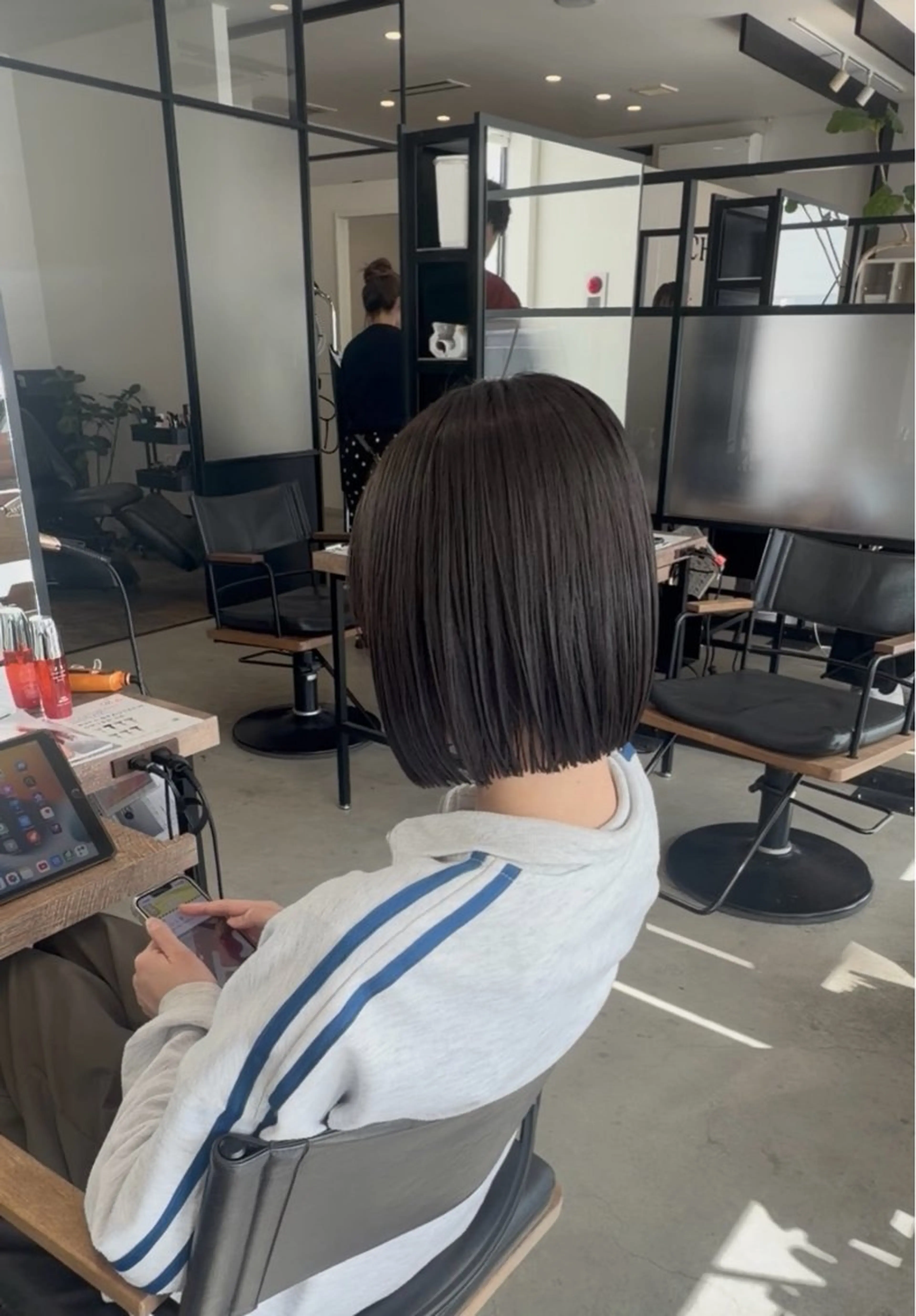 ミディアム 切りっぱなしボブ ボブ 縮毛矯正 カット CHESS所属・星 優南のヘアスタイル