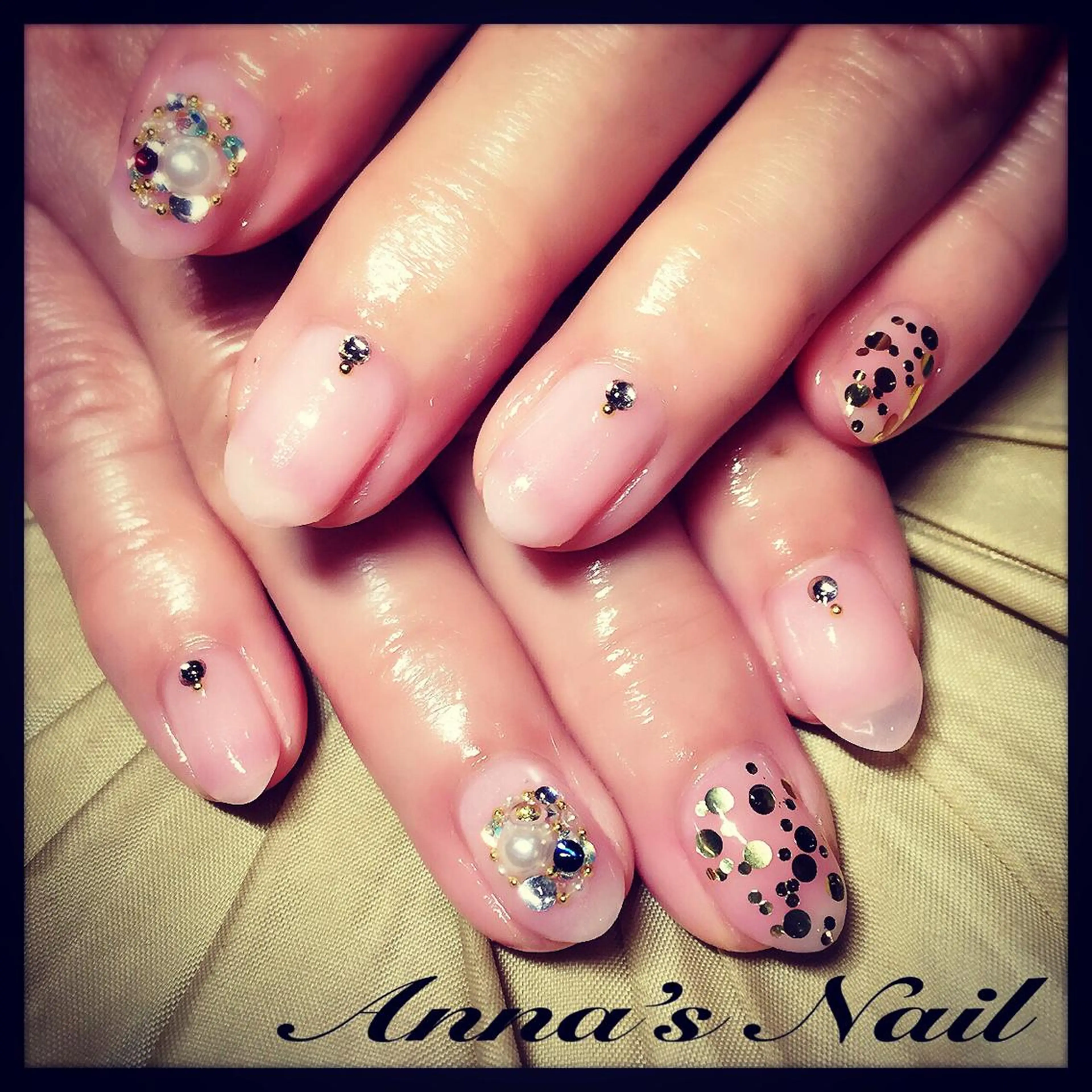ネイル ストーンネイル Anna’s Nail所属・清口 杏奈のネイルデザイン