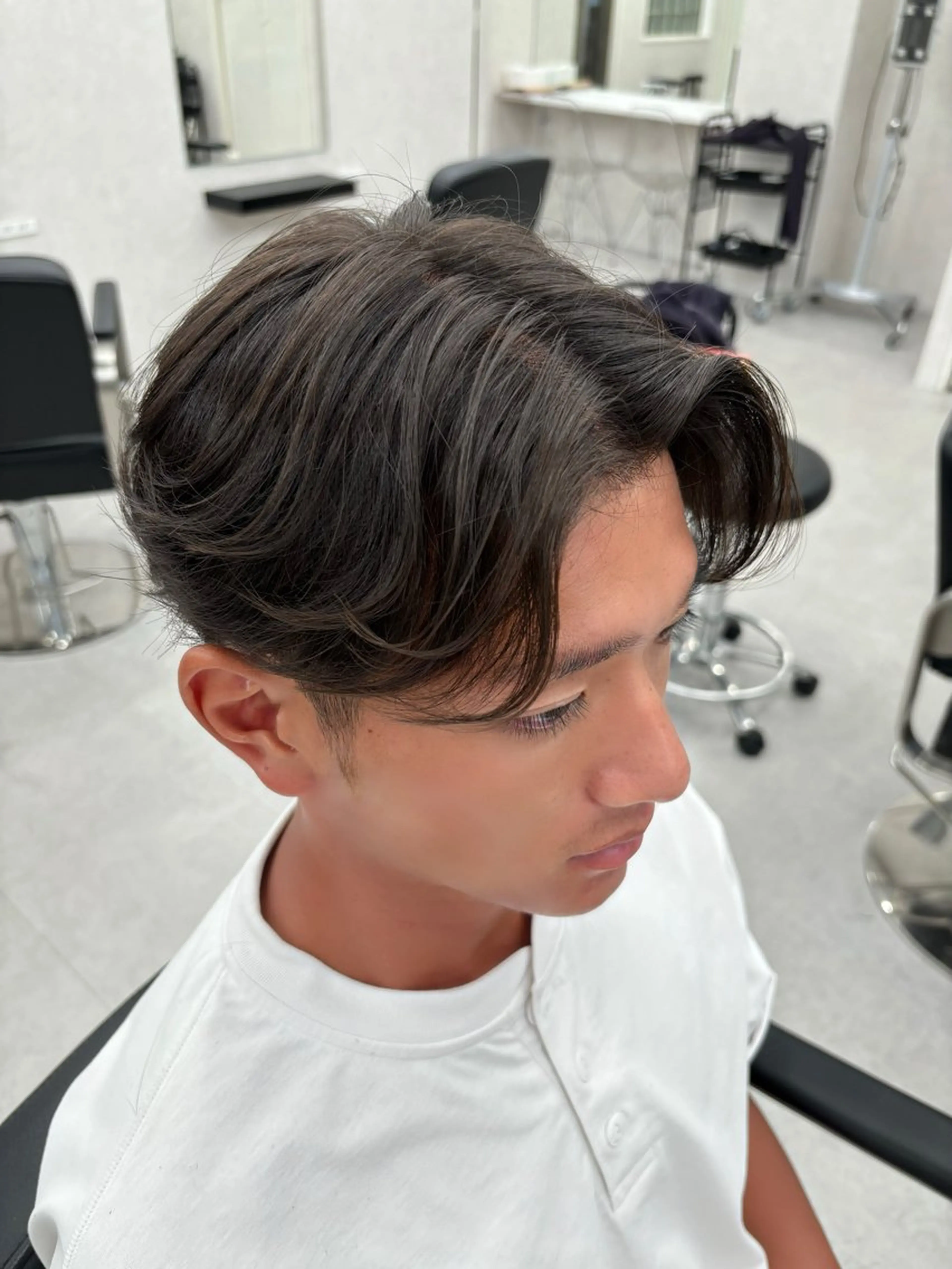 ミディアム メンズ センターパート 縮毛矯正 カット 縮毛矯正 岩井 虎大郎のヘアスタイル