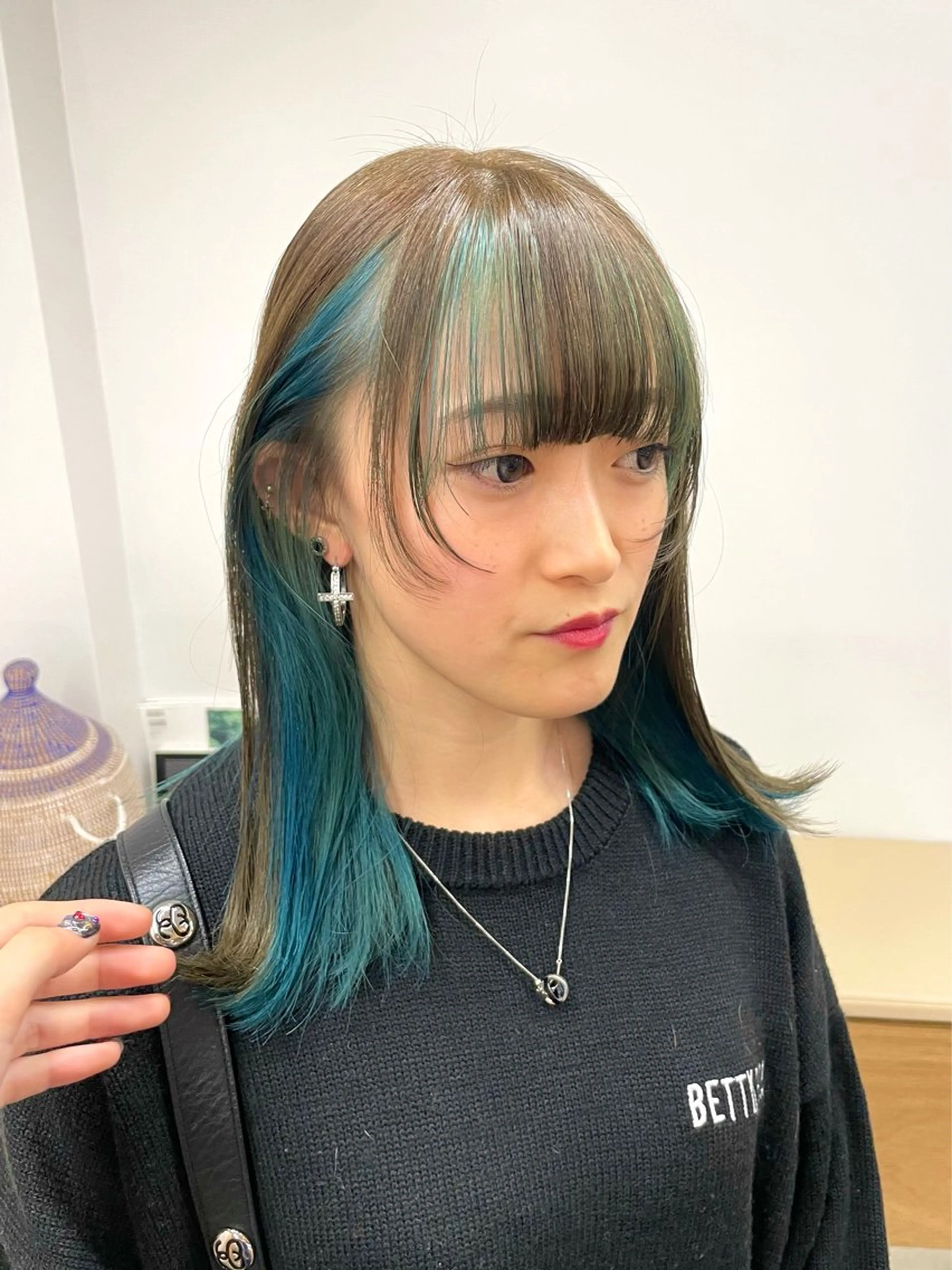 ミディアム カラー ミストバング  フェイスフレーミング 神田 凜音のヘアスタイル