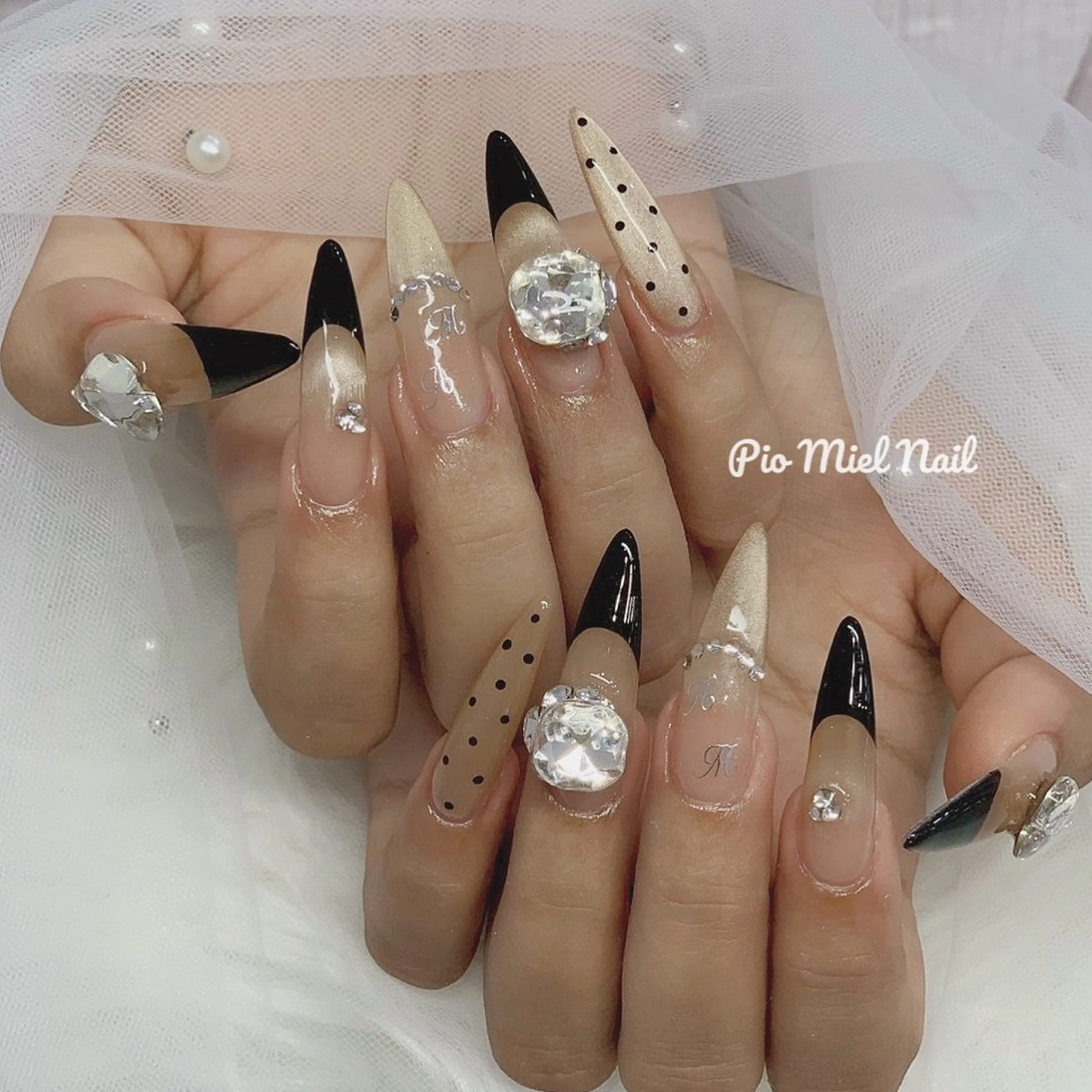 ネイル ドット ロングネイル ストーンネイル ハンドネイル momo 長さだしのネイルデザイン