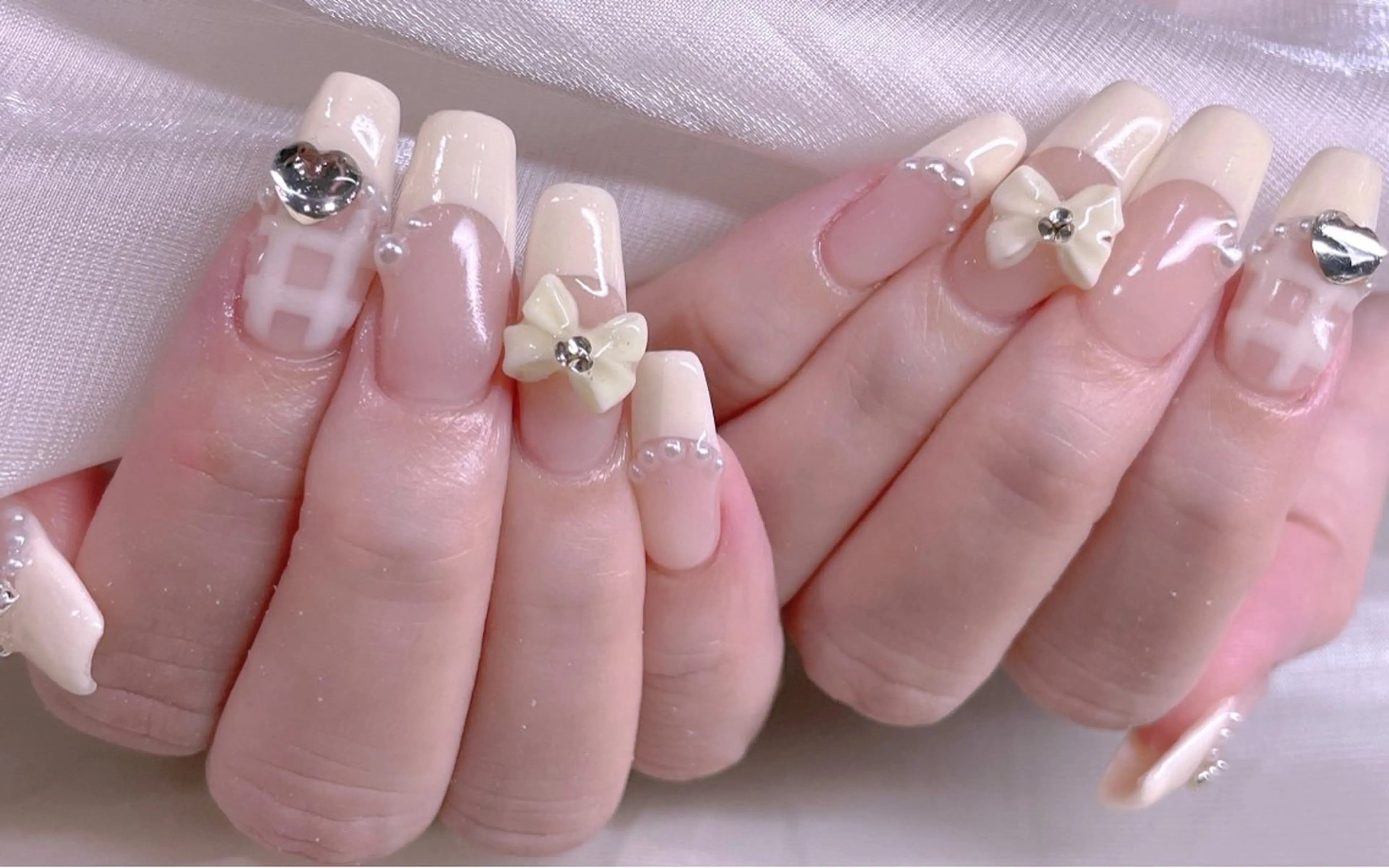 ネイル フレンチネイル ハート リボン 美爪パラジェル導入店 Sunnilyのネイルデザイン