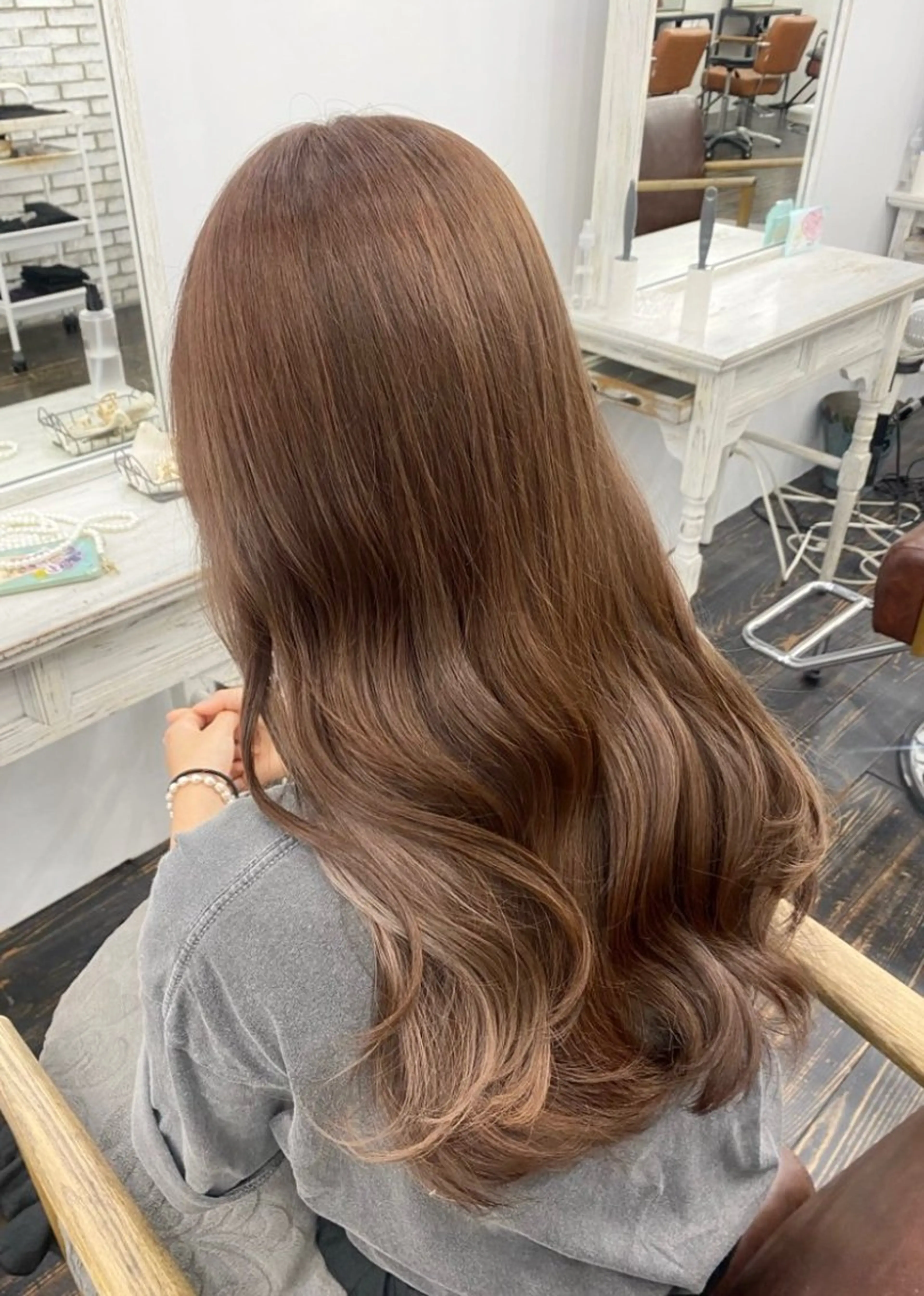 ロング カラー ベージュカラー ブリーチ ブリーチなしカラー カット ヘアカラー トリートメント anli所属・tomomi /レイヤーカットのヘアスタイル