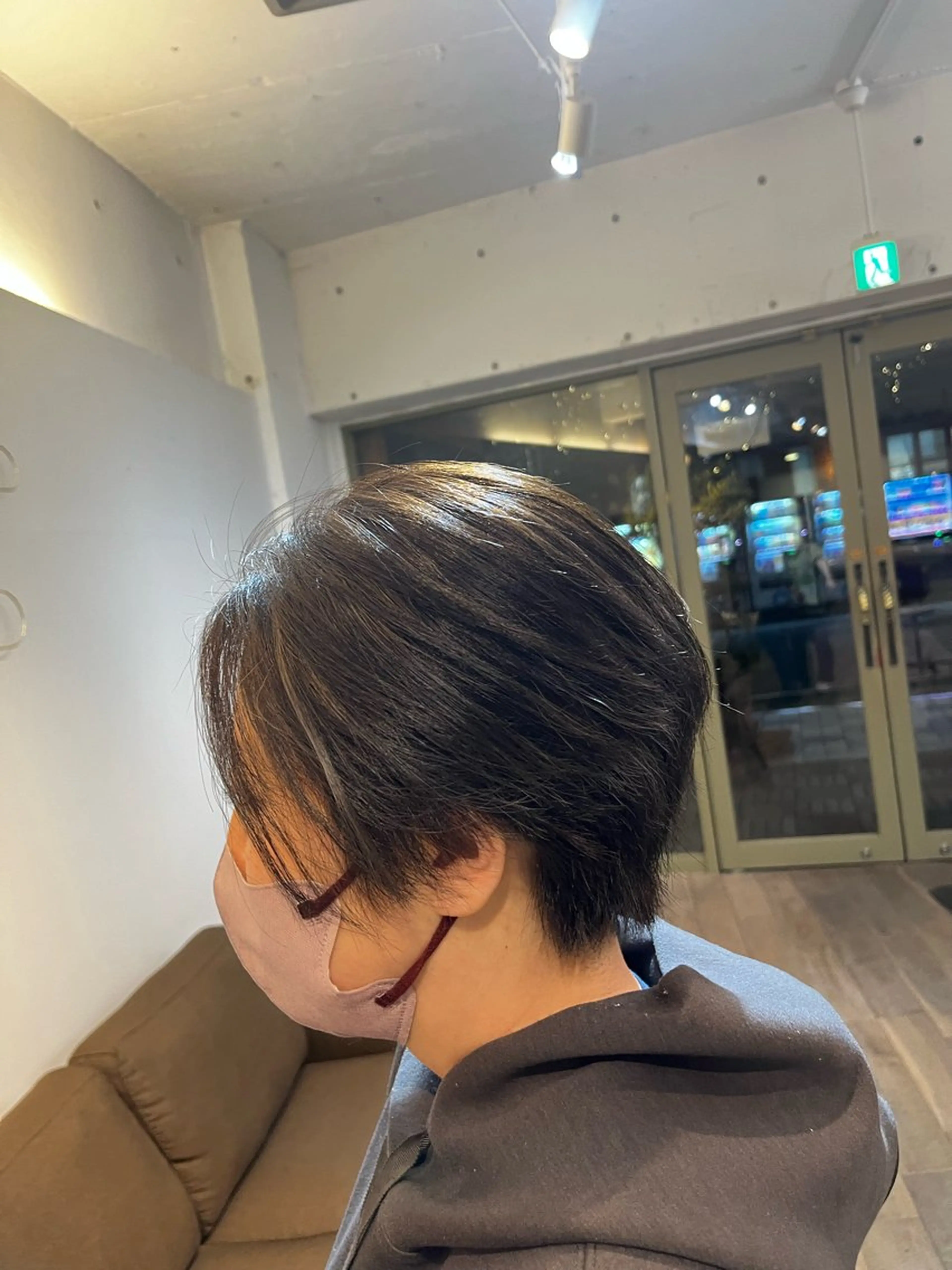 ショート カラー アッシュ ハイライトカラー シルバー ハイライト ショートヘア 臺 佳連のヘアスタイル