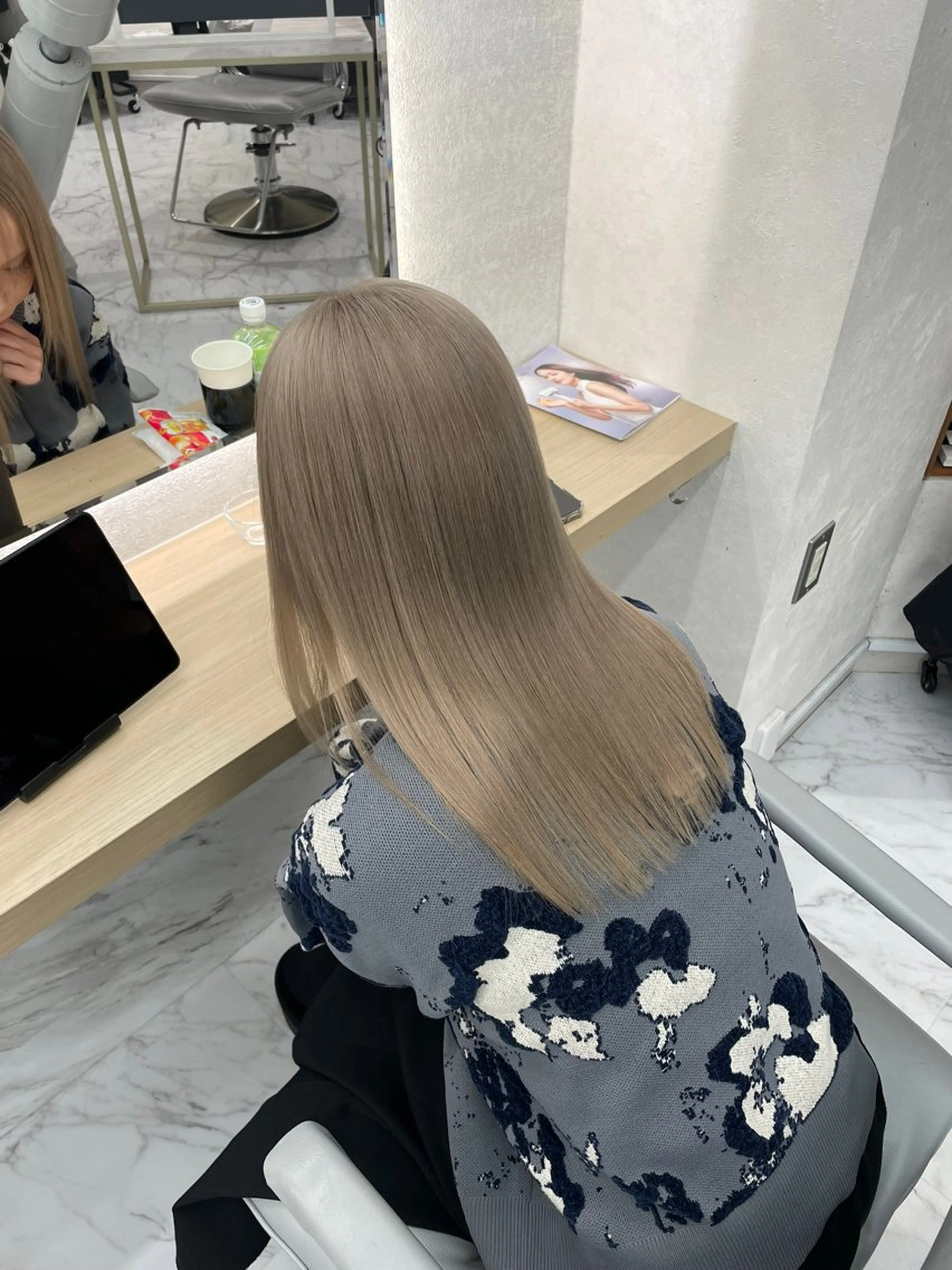 ミディアム カット ヘアカラー トリートメント youres hair 新宿3丁目店所属・🍫ハイトーン✖︎ 髪質改善🍫柴田のヘアスタイル