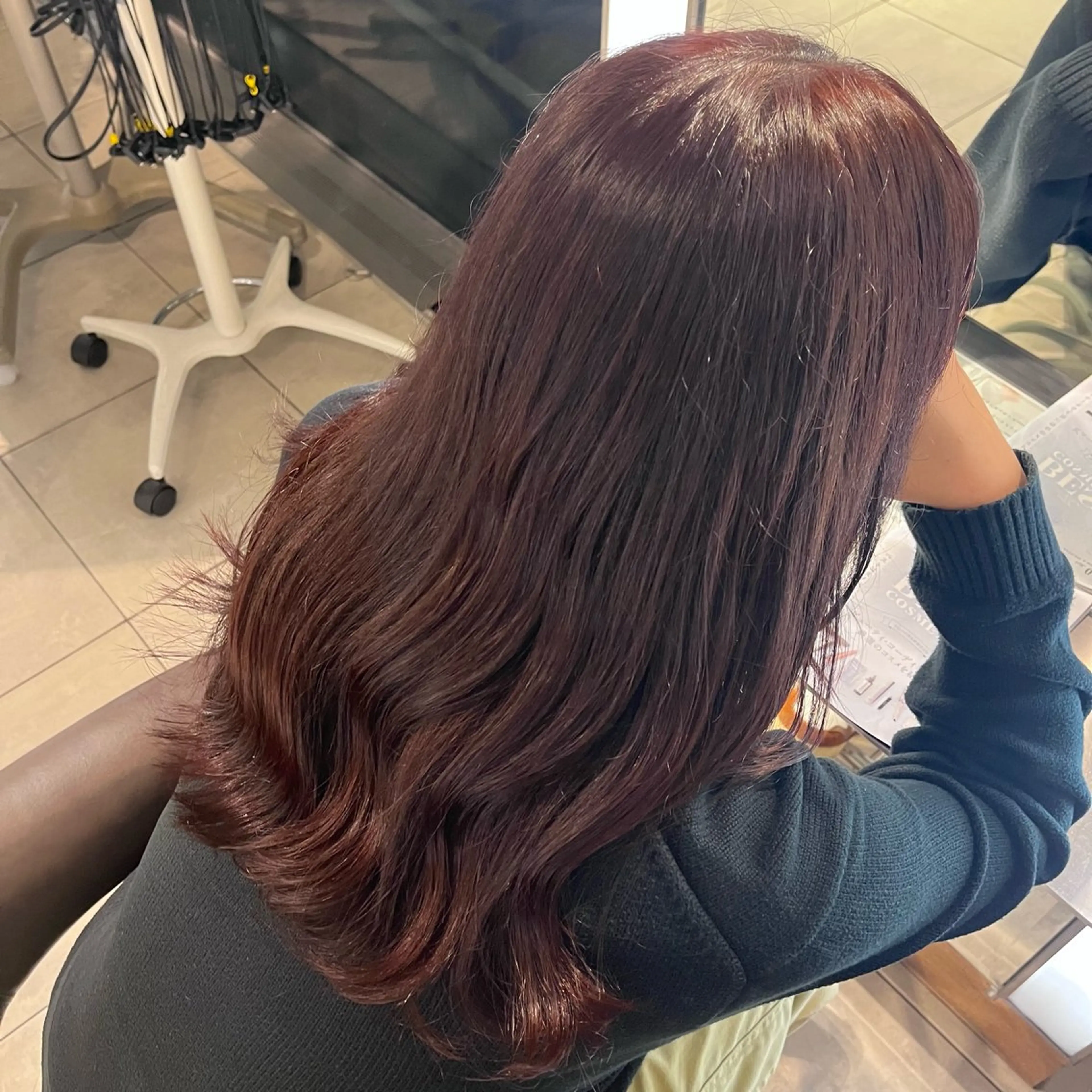 ロング カラー ブリーチ カシス ブリーチなしカラー ピンクカラー レッドカラー 顔周りカット/ 透明感カラー/ユナのヘアスタイル