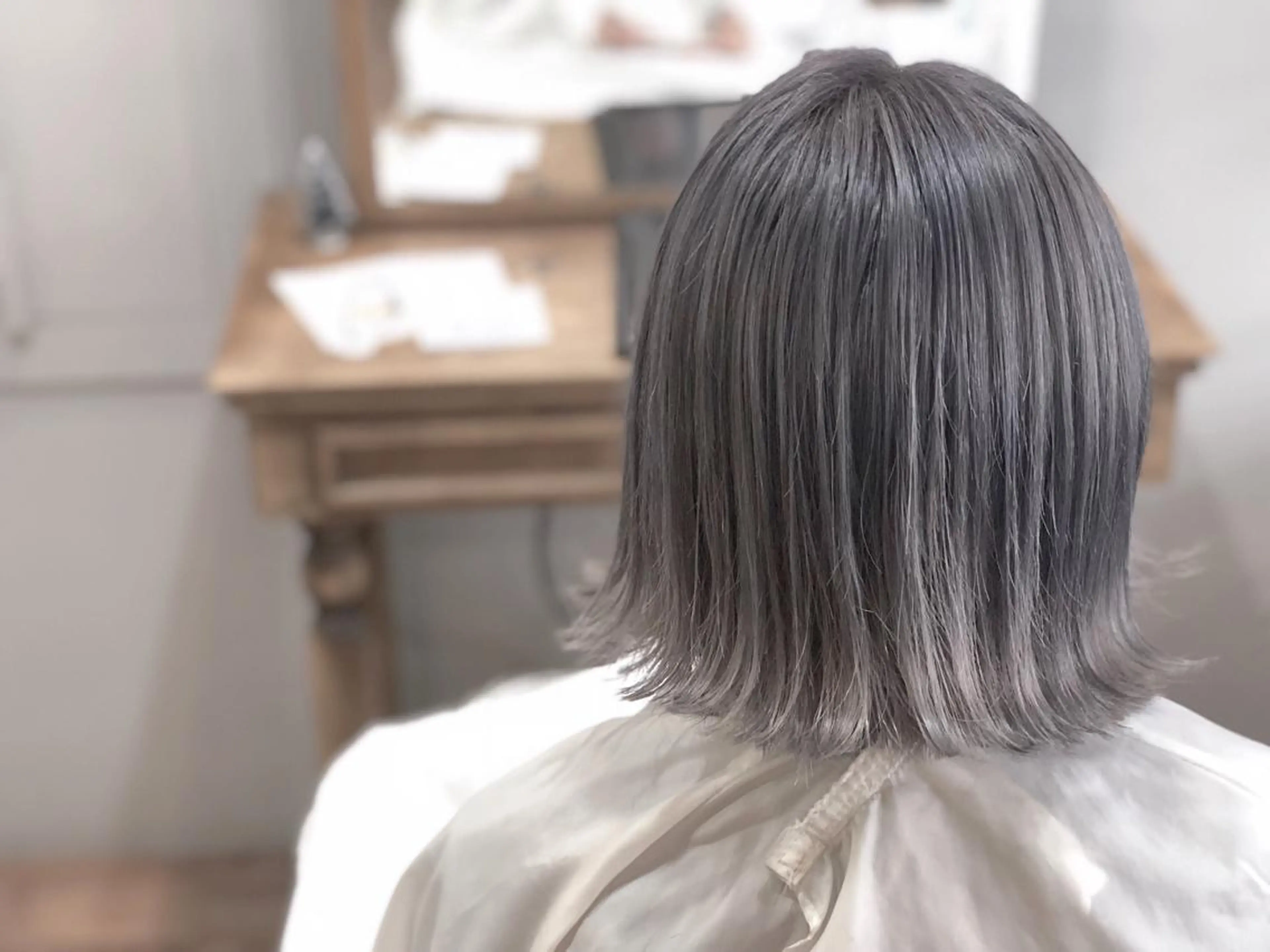 ショート カラー アッシュ ブリーチ パープルカラー パープルアッシュ シルバー ヘアカラー てんま さやかのヘアスタイル