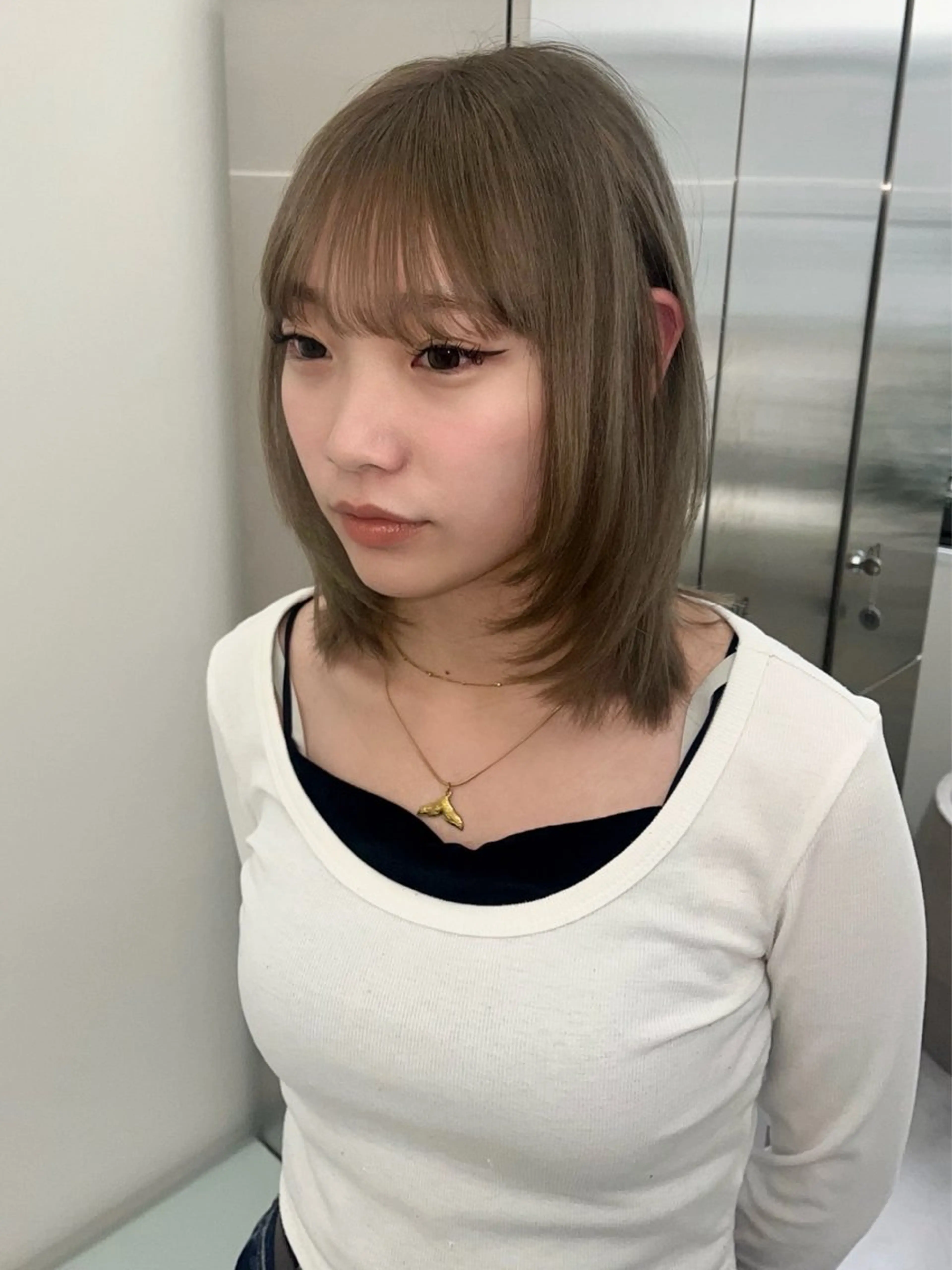 ミディアム カット ヘアカラー トリートメント kosoraベージュ ハイトーン/デザインのヘアスタイル