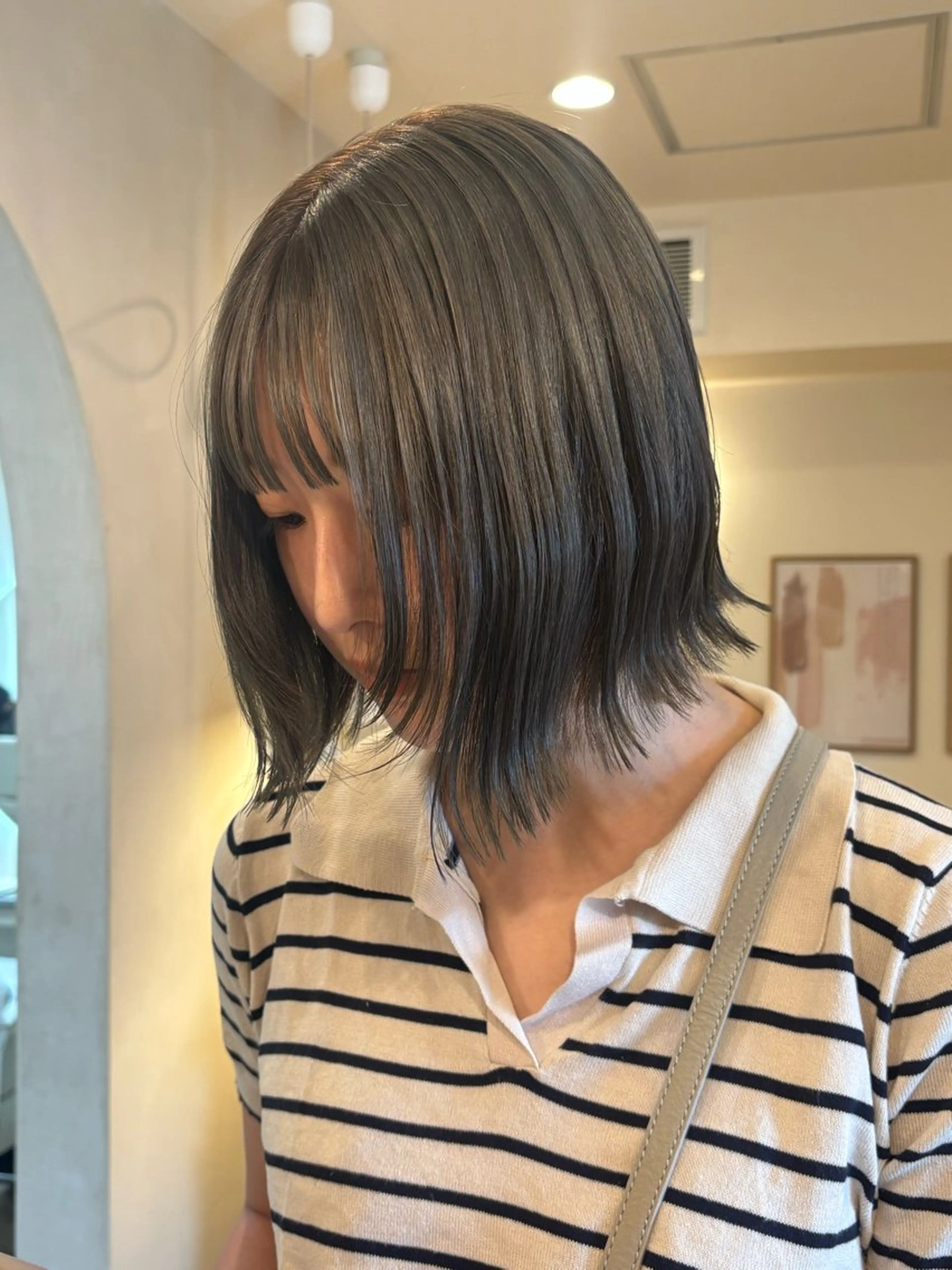 ミディアム カラー ブリーチ オリーブカラー カット ヘアカラー シンバヒナノ/パーマ レイヤーカット/ボブのヘアスタイル