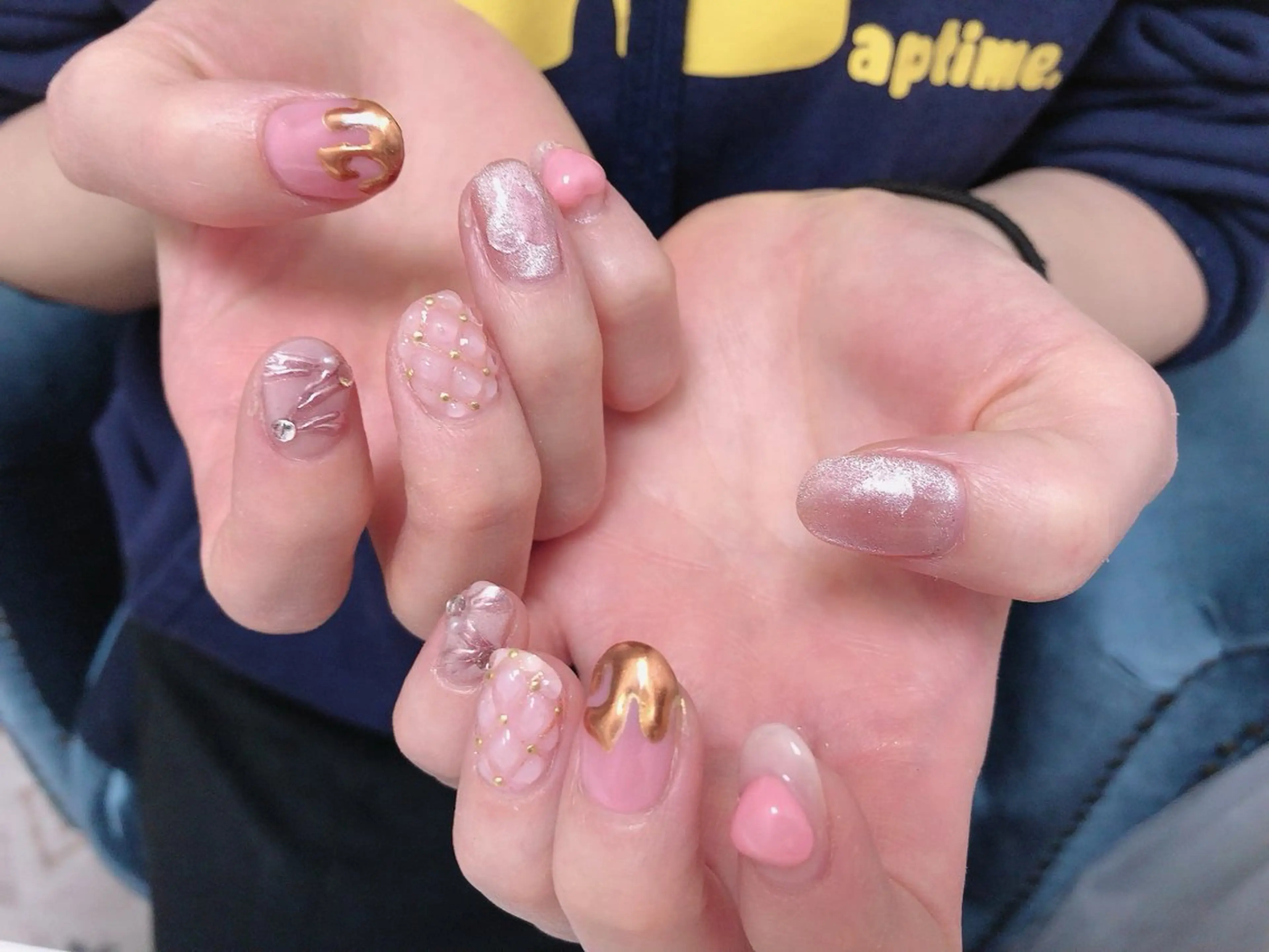 ネイル アートネイル ハート ロングネイル ピンク ハンドネイル mano nella mano所属・mano nella manoのネイルデザイン