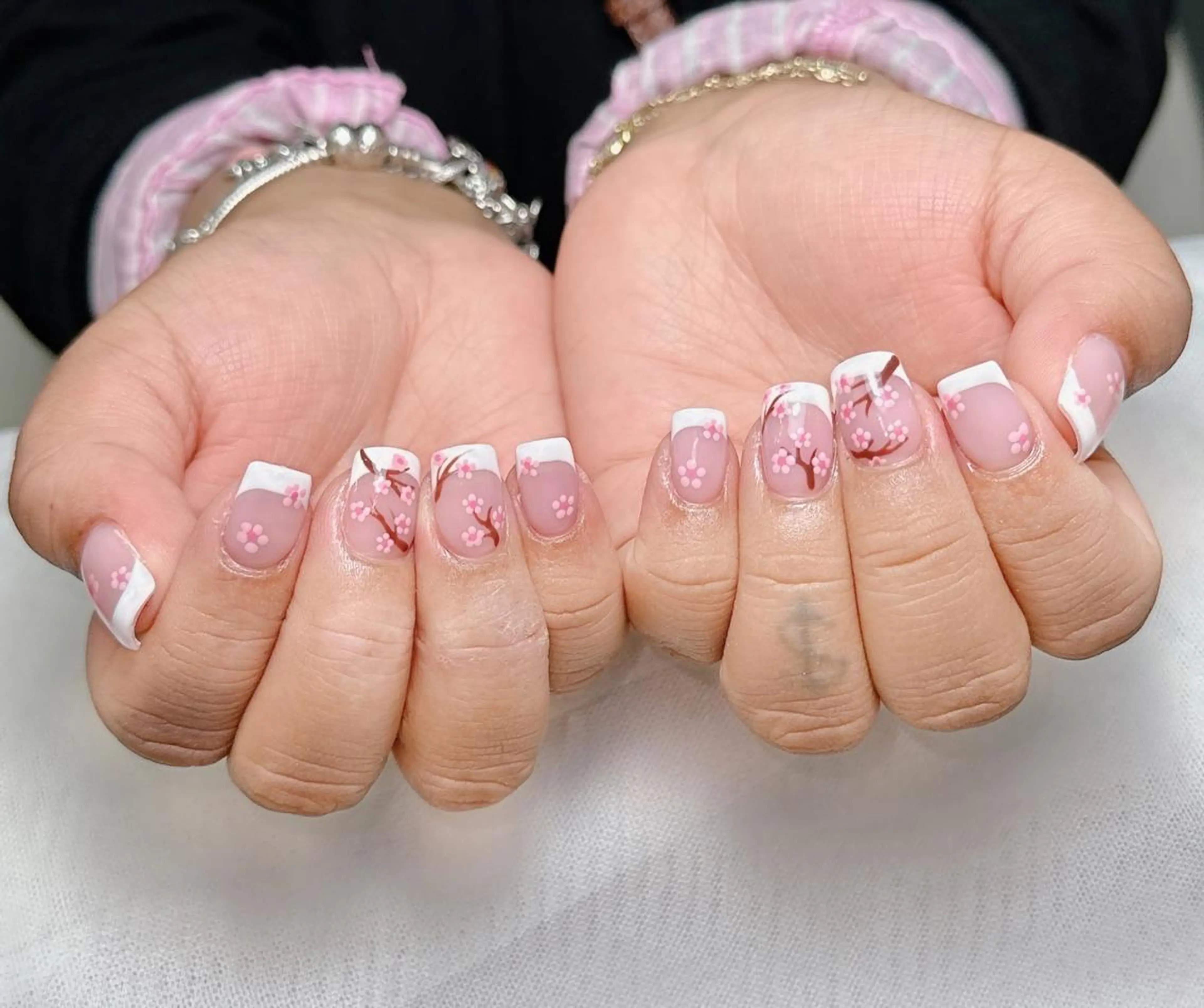 ロング カラー ベージュカラー グラデーションカラー ピンクカラー 韓国風ヘア ハンドネイル Bling Salonのネイルデザイン