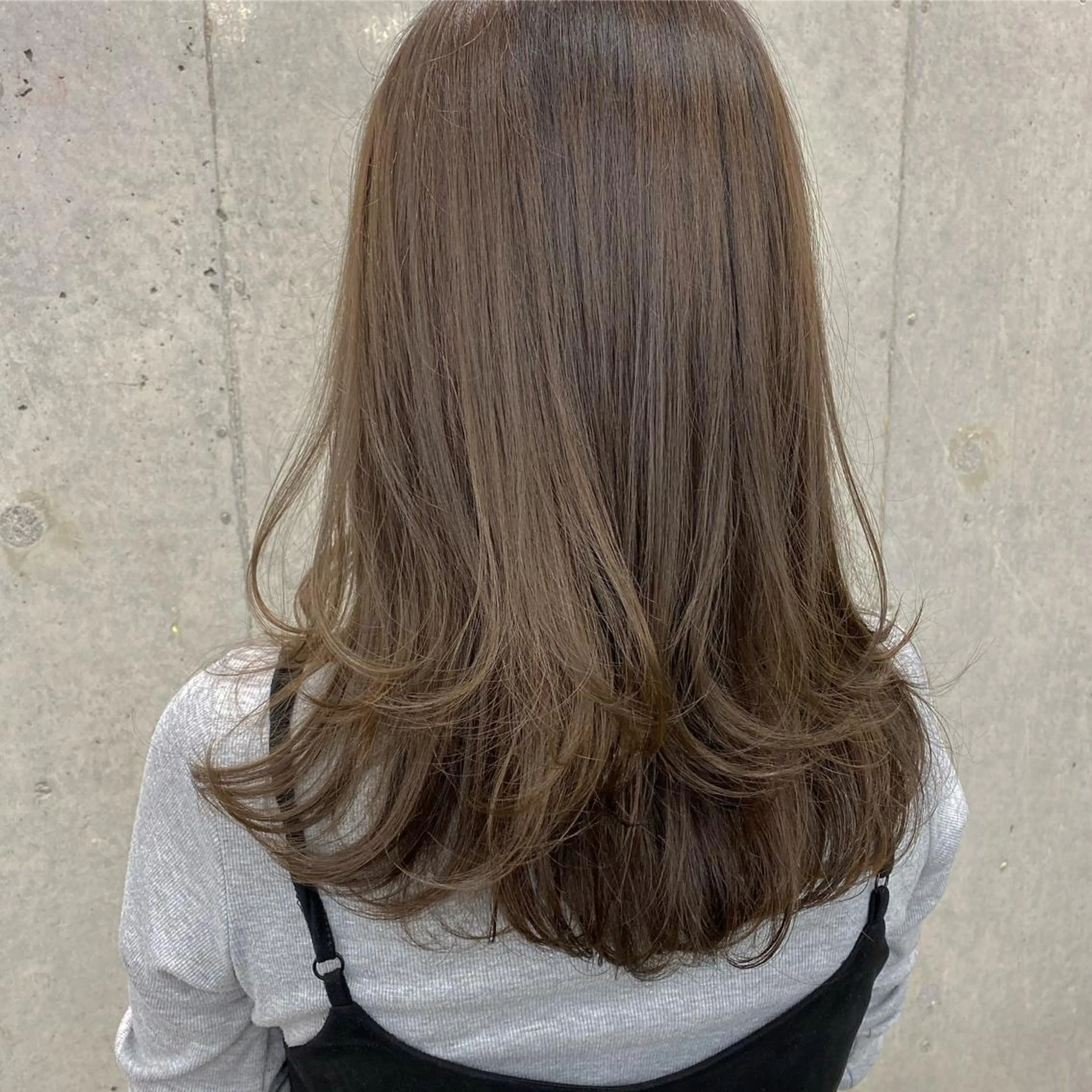 ロング カラー オリーブ/アッシュ やわらか透明感カラーのヘアスタイル