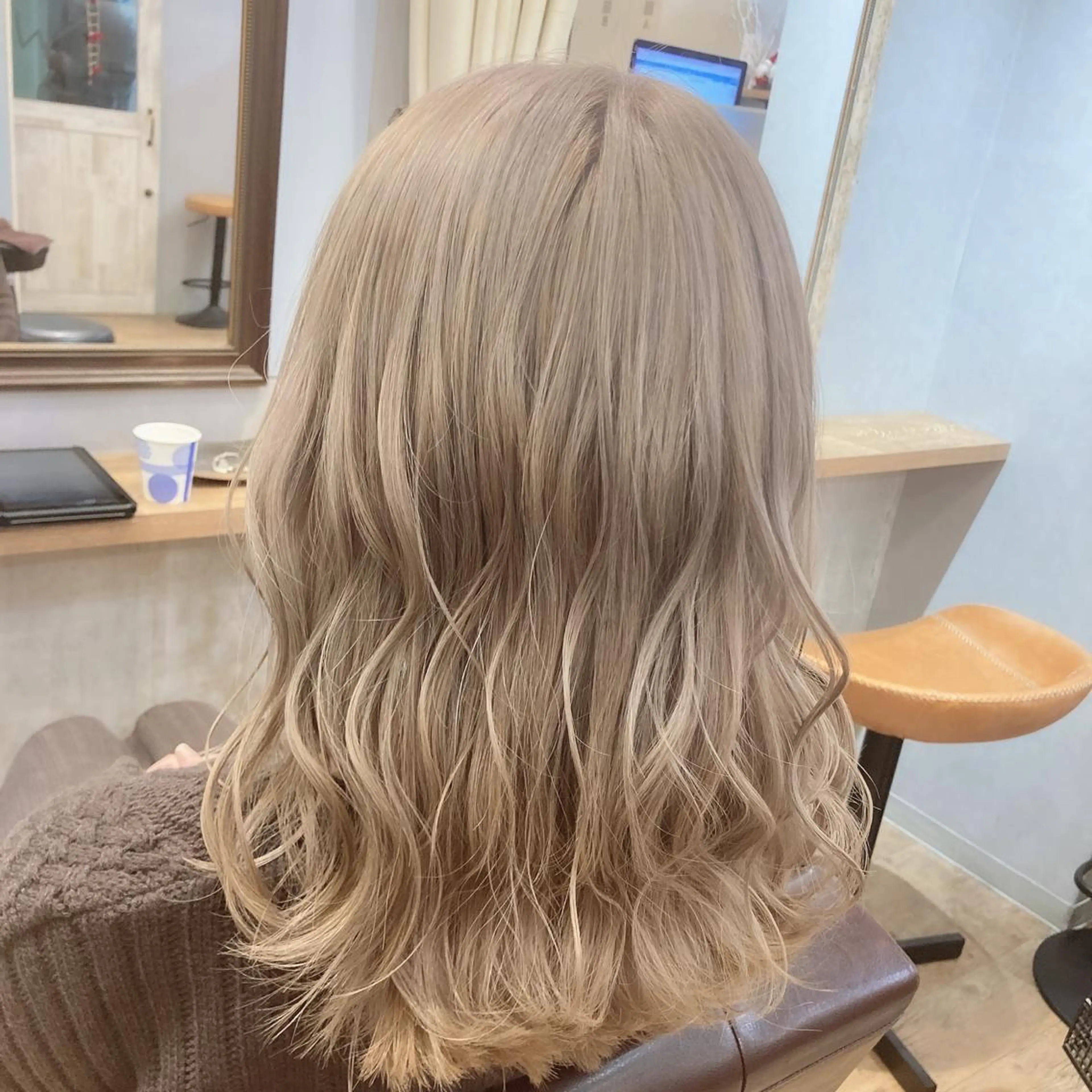 ミディアム カット ヘアカラー KAJI MANAMIのヘアスタイル