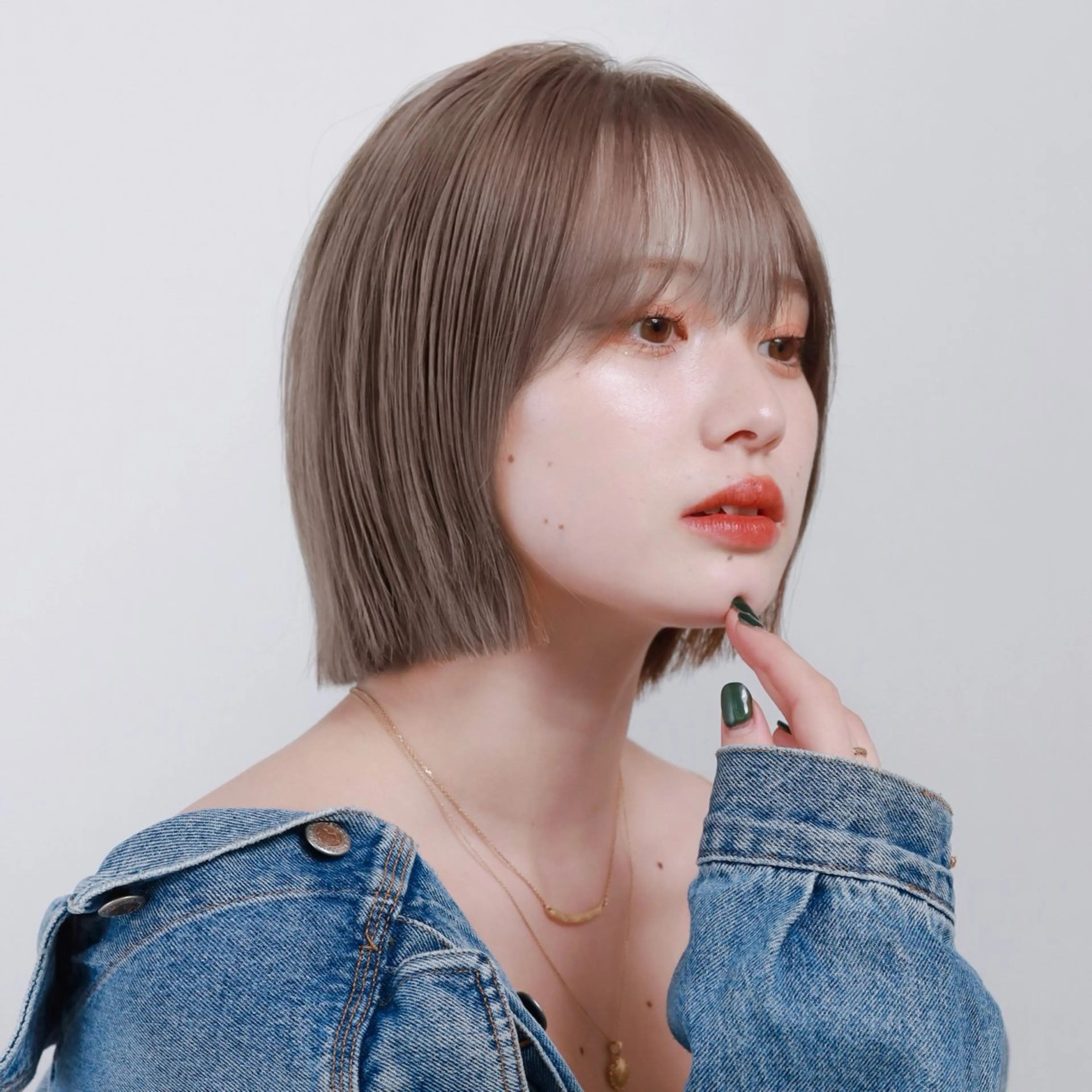 ショート カラー 切りっぱなしボブ ベージュカラー ブリーチ 透明感カラー ハイトーンカラー ヘアカラー トリートメント 顔周り/レイヤー/ 透明感/みっきーのヘアスタイル