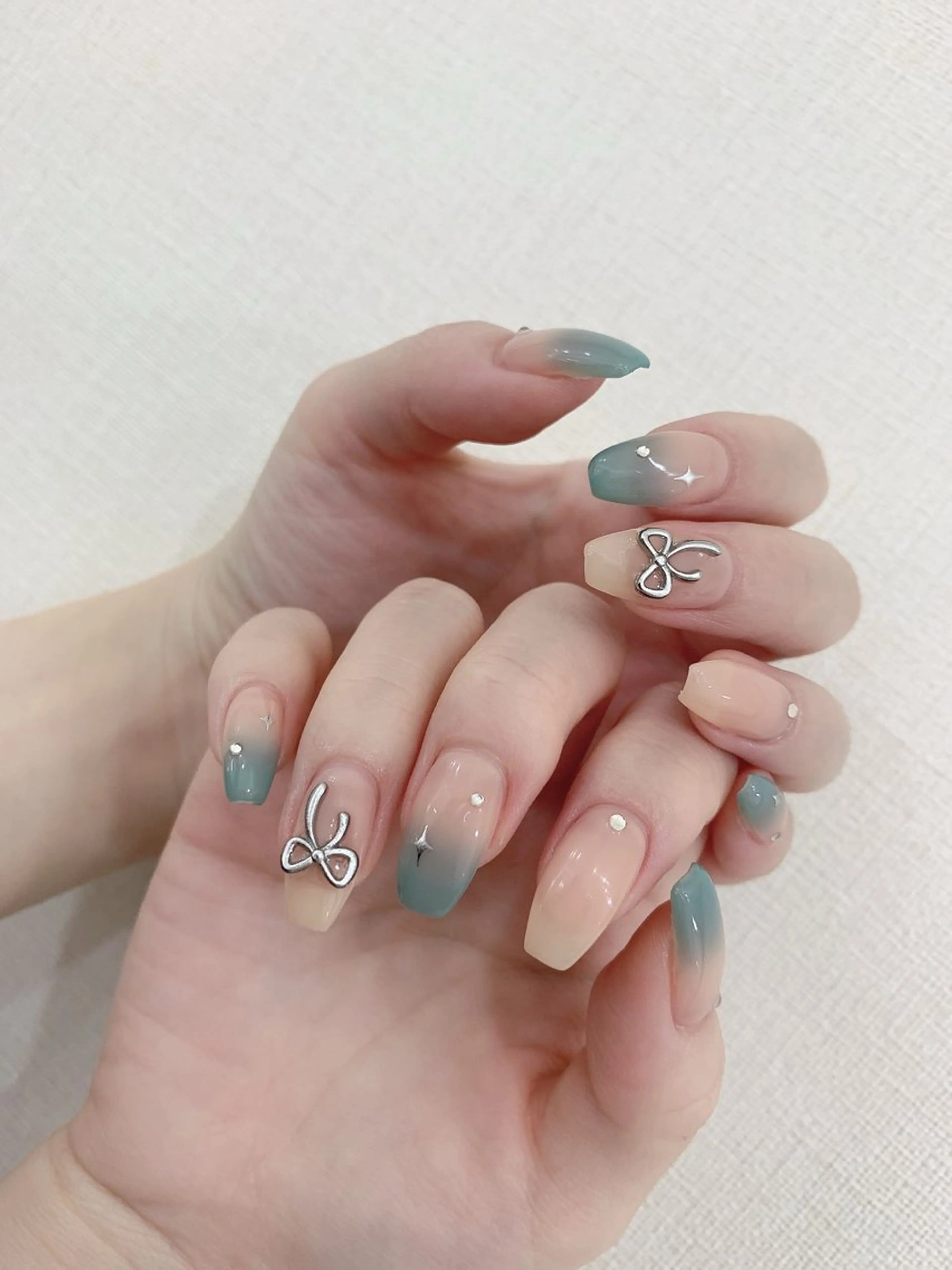 ネイル チークネイル ハート 韓国ネイル 春ネイル ワンホンネイル ハンドネイル Rainbow Nailのネイルデザイン