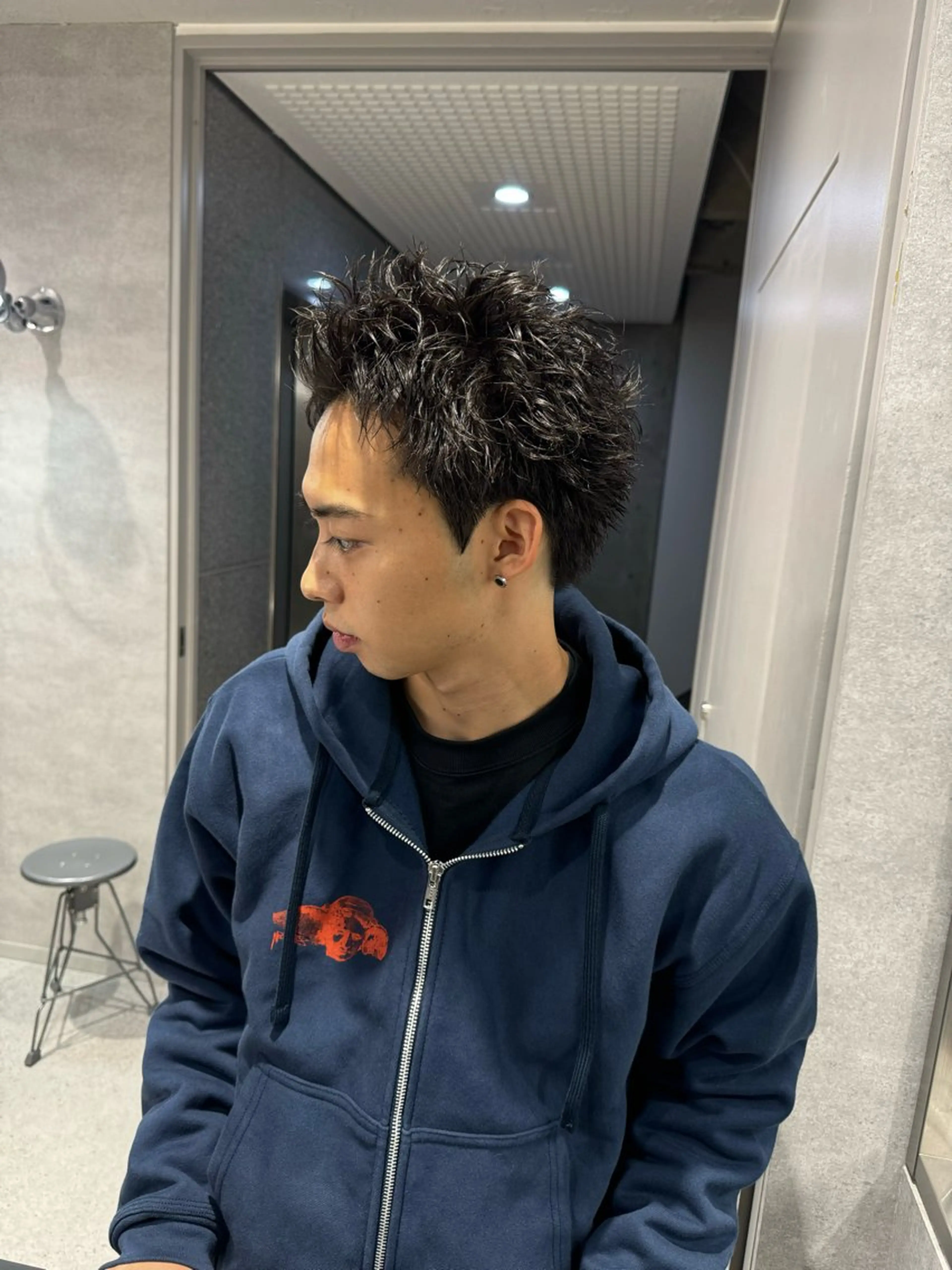 ショート カラー パーマ ヘアアレンジ メンズ メンズブリーチ センターパート フェザーパーマ メンズハイライト メンズハイトーン カット パーマ トリートメント ヘッドスパ ヘアセット スパイキー/フェザー /波巻き/かいとのヘアスタイル