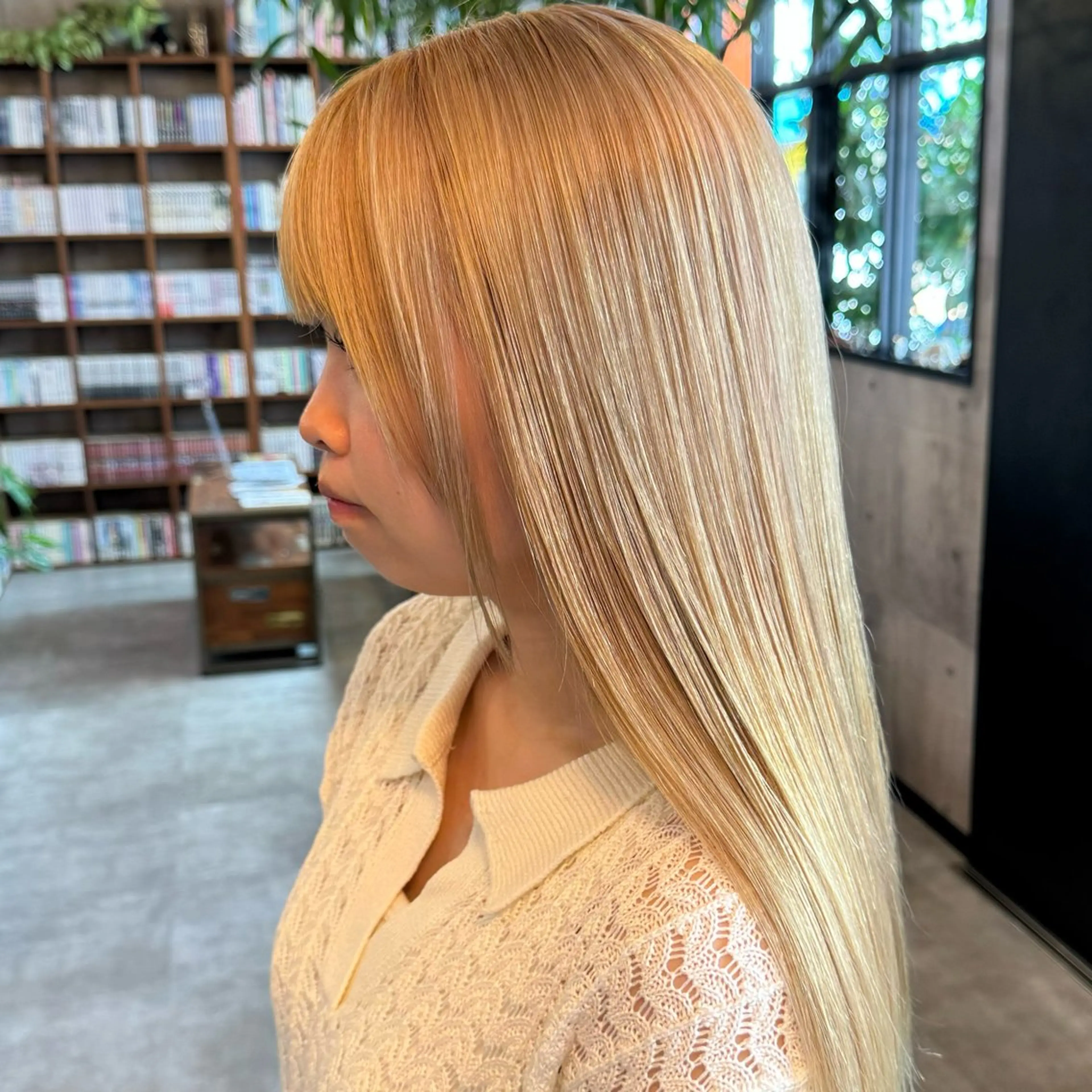 ロング カラー ブリーチ 抜きっぱなしブロンド ケアブリーチ ハイトーンカラー 比嘉 陽のヘアスタイル