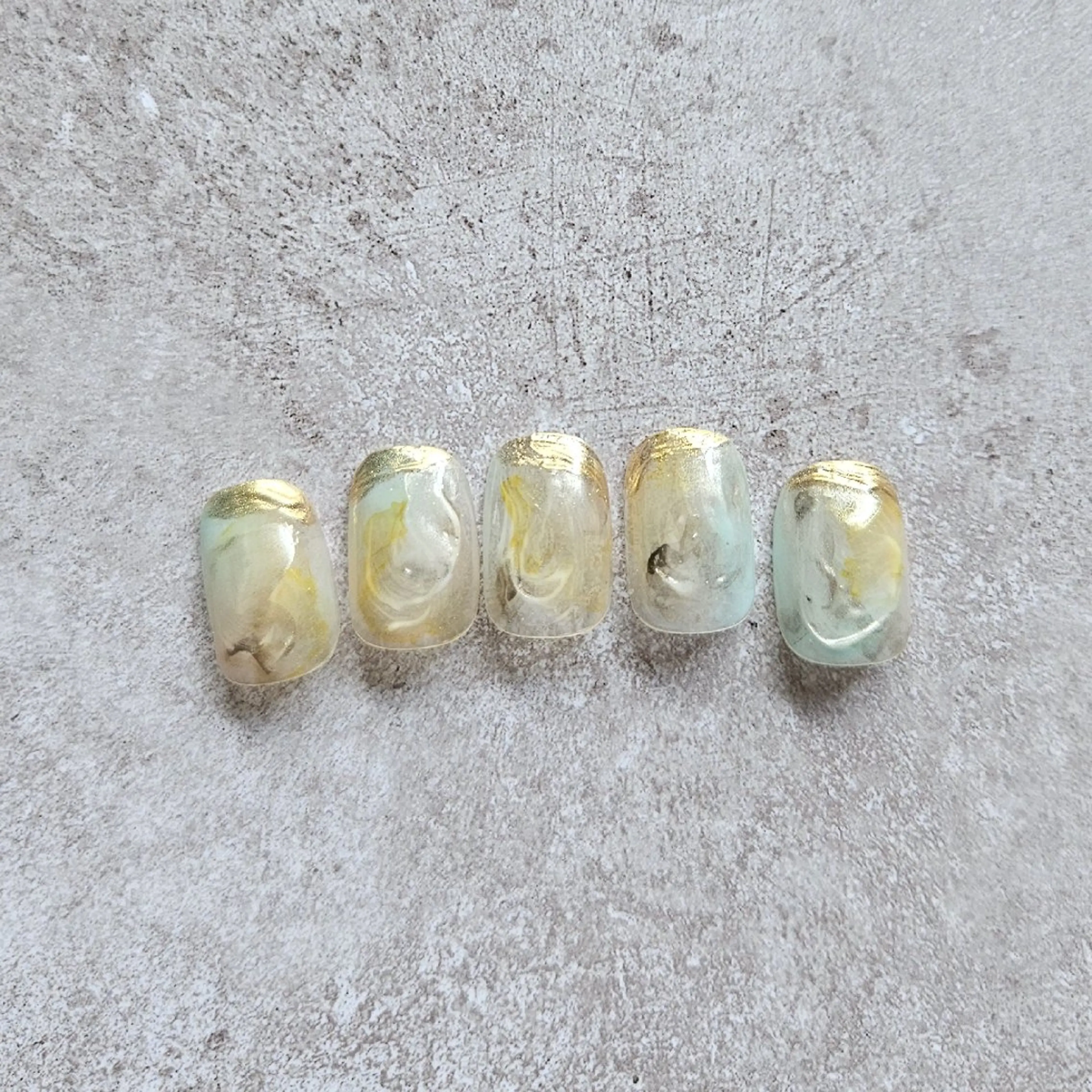 ネイル フレンチネイル 大理石ネイル(マーブル) 夏ネイル 黄色 ハンドネイル Nailsalon manoのネイルデザイン