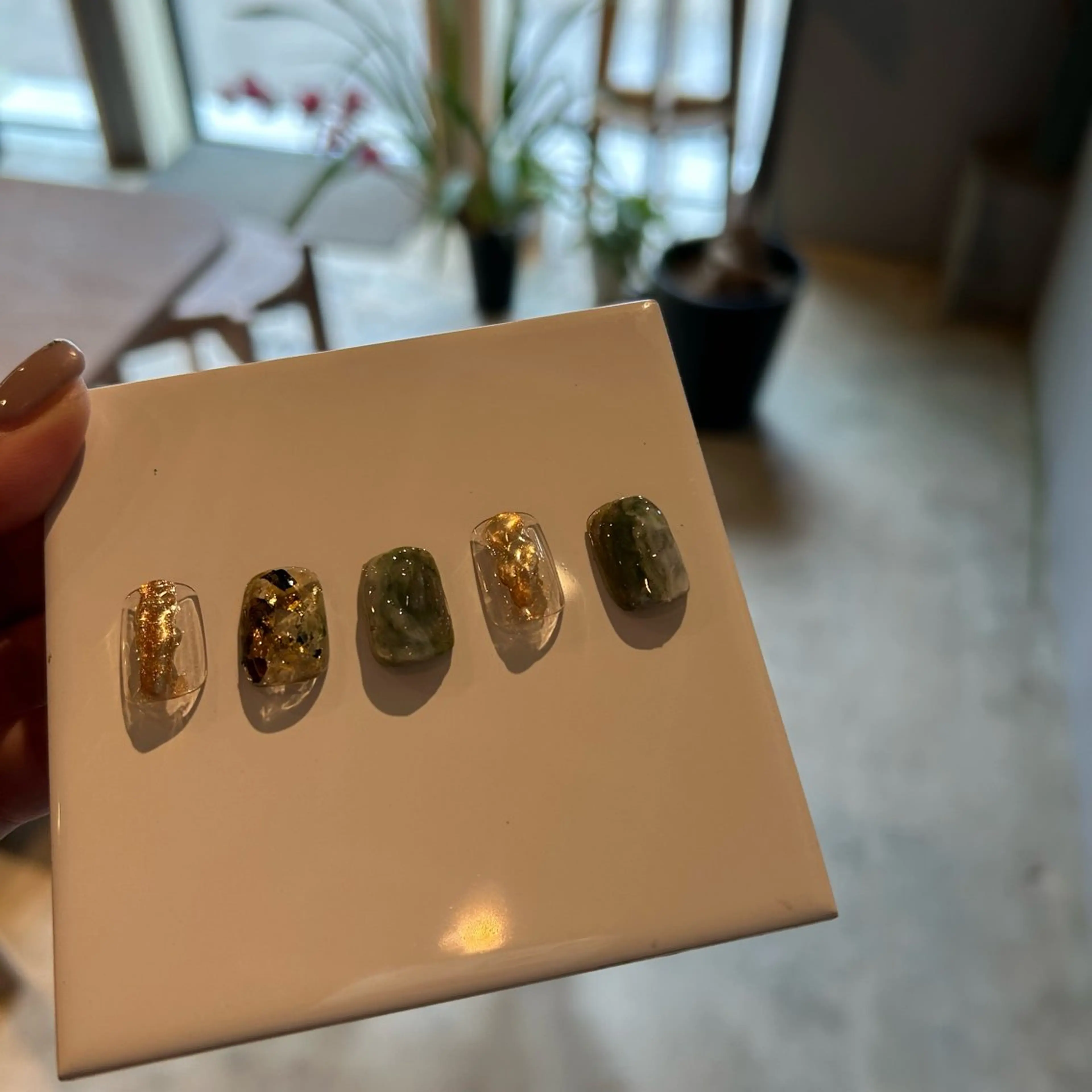 ネイル nail atelier hiton所属・nailist 朱音のネイルデザイン