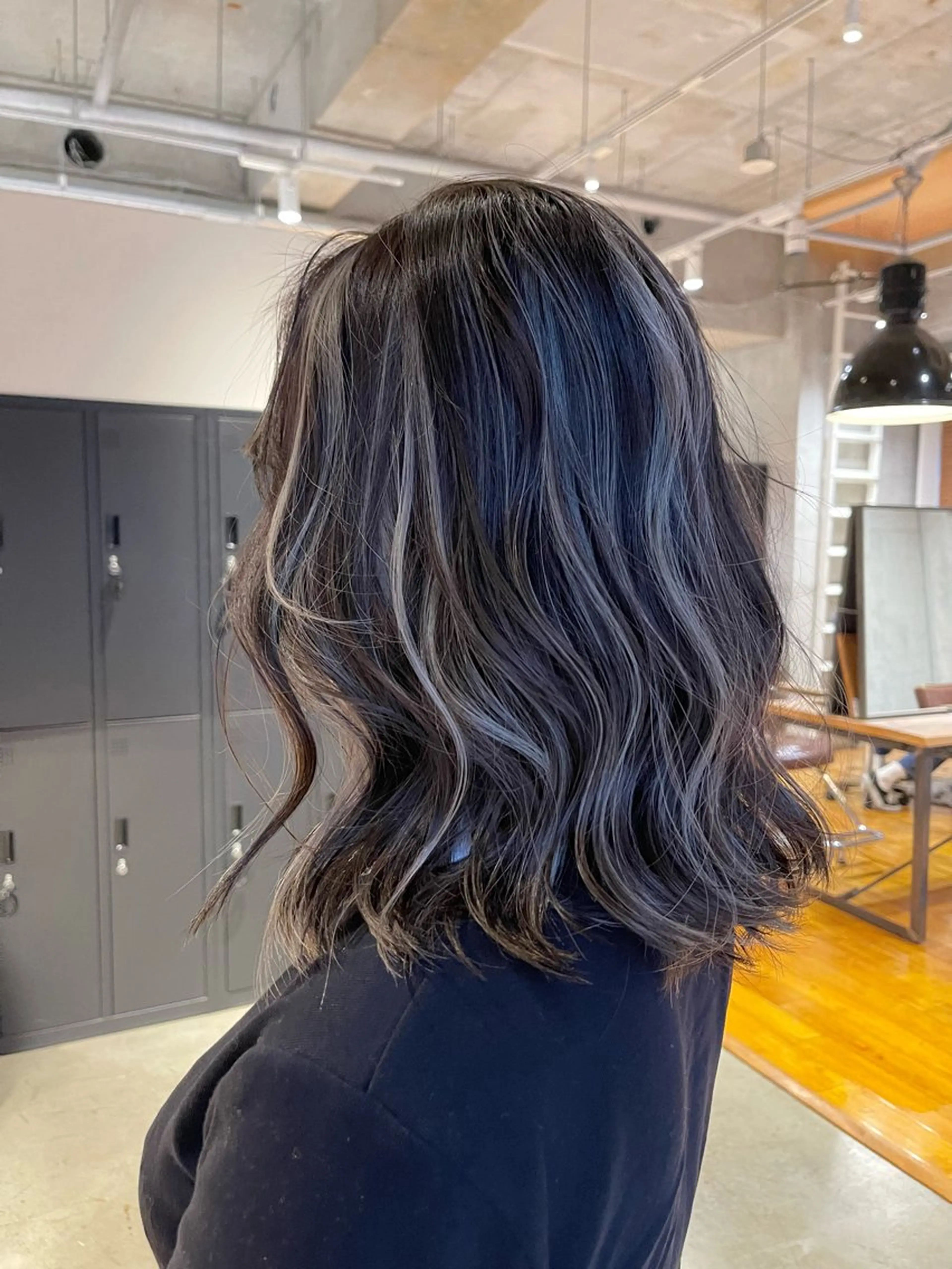 ミディアム カラー 三宅 凜佳のヘアスタイル