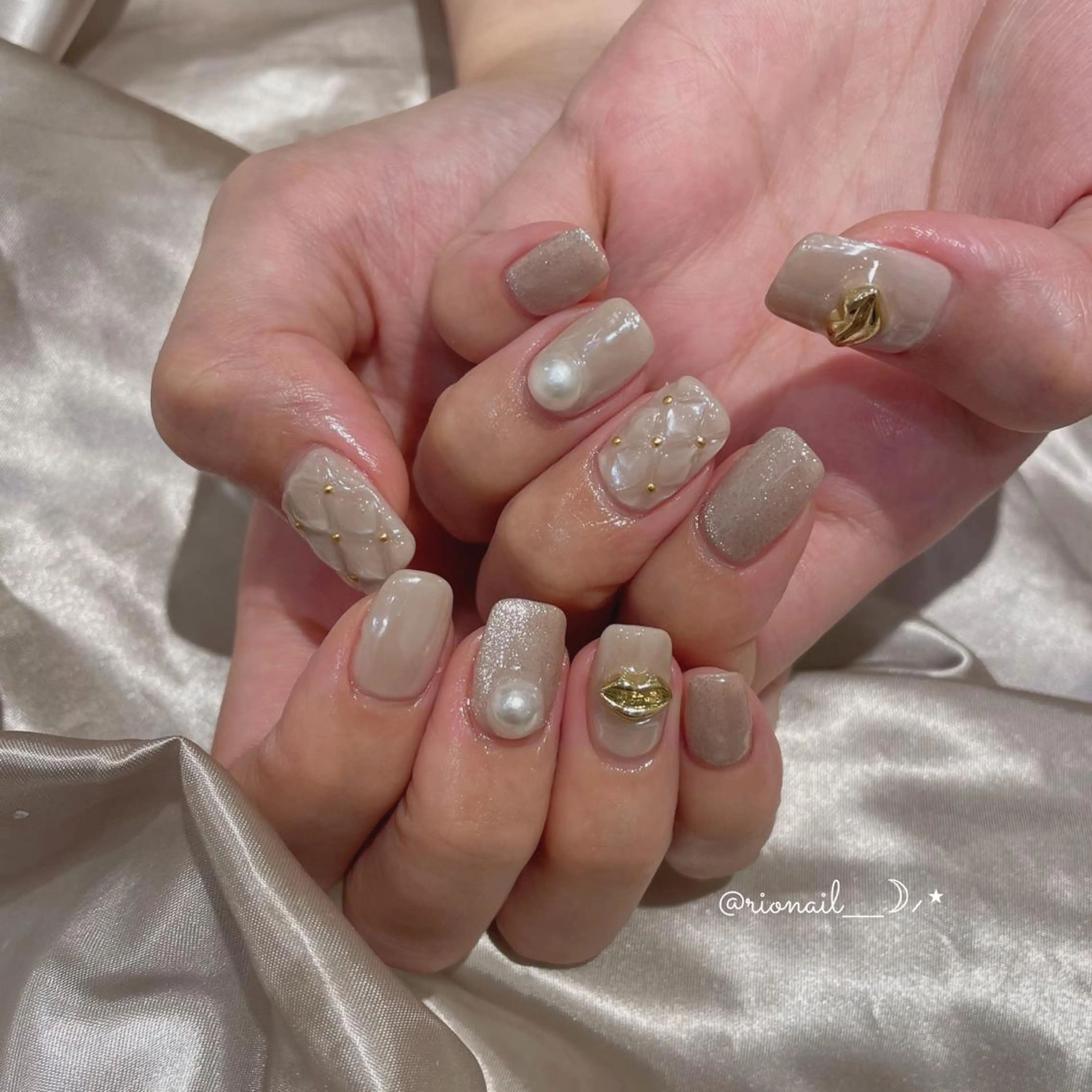 ネイル アートネイル ハンドネイル 𝘙𝘪𝘰𝘯𝘢 ...🕯🤍のネイルデザイン