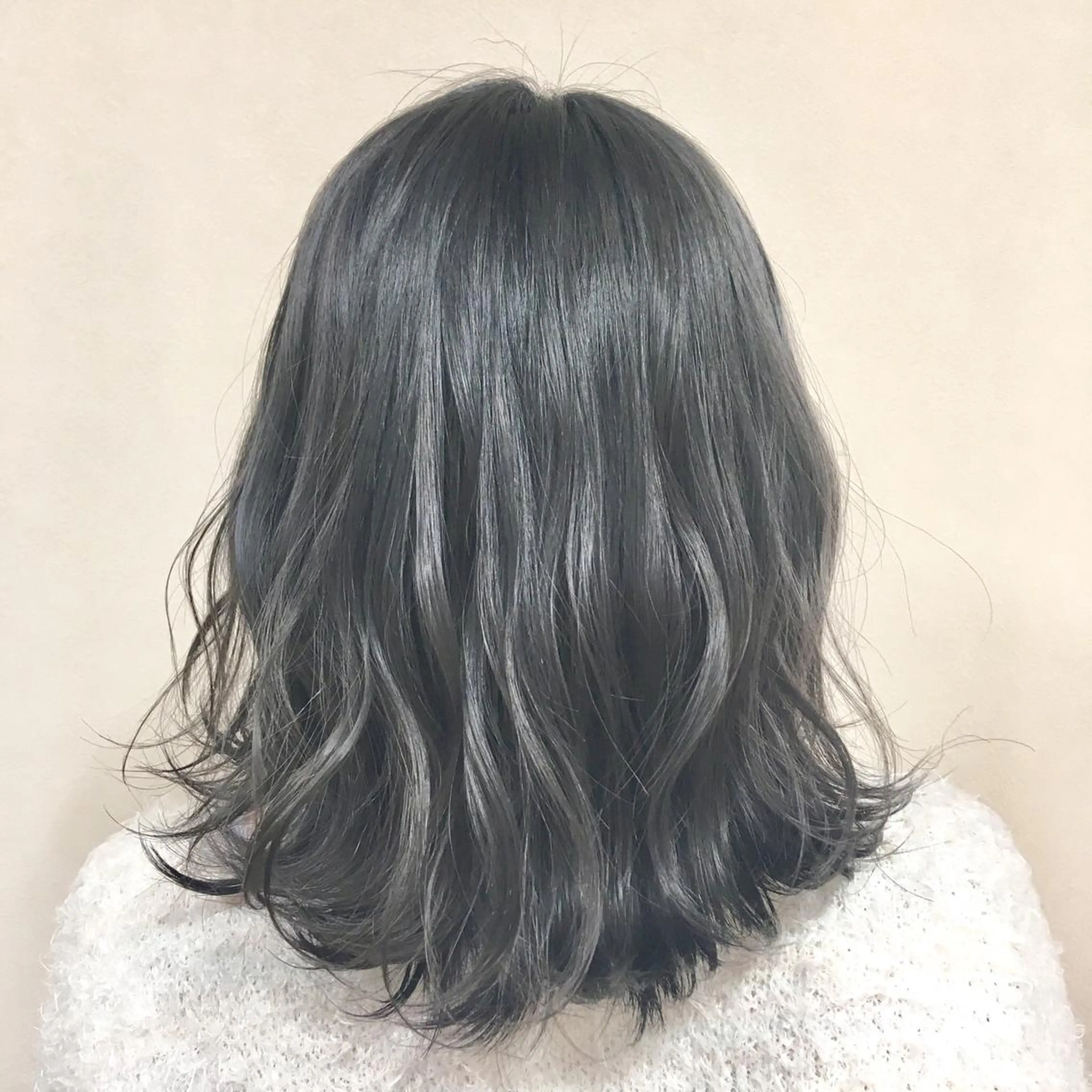 ミディアム カラー ヘアアレンジ アッシュ ブリーチ 透明感カラー シルバー シルバーアッシュ ヘアカラー トリートメント 【Sweep】おじま のぞみのヘアスタイル
