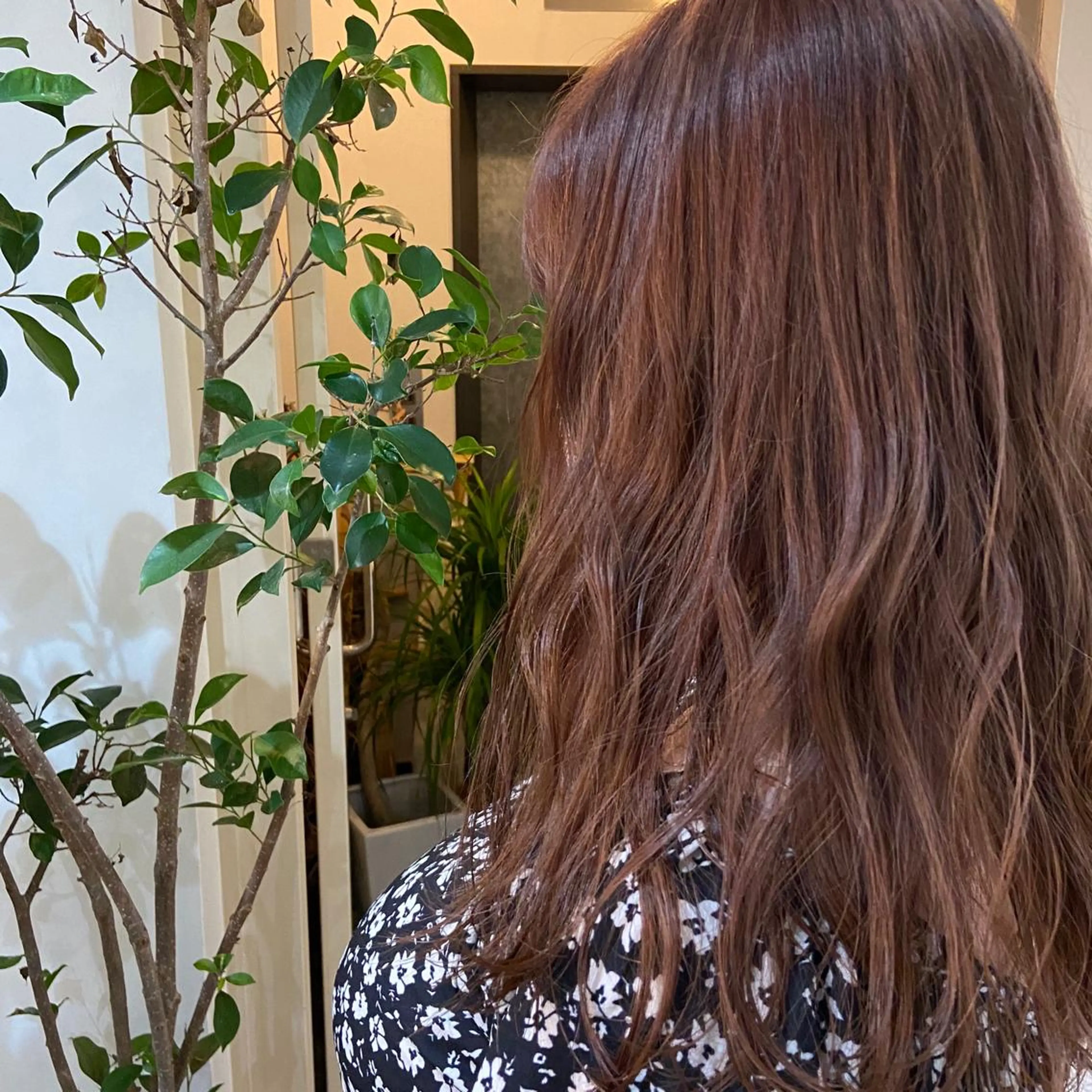 セミロング カラー ブラウンカラー ダブルカラー ピンクカラー ピンクブラウン SALT WATER  恵比寿所属・SALTWATER AYARIのヘアスタイル