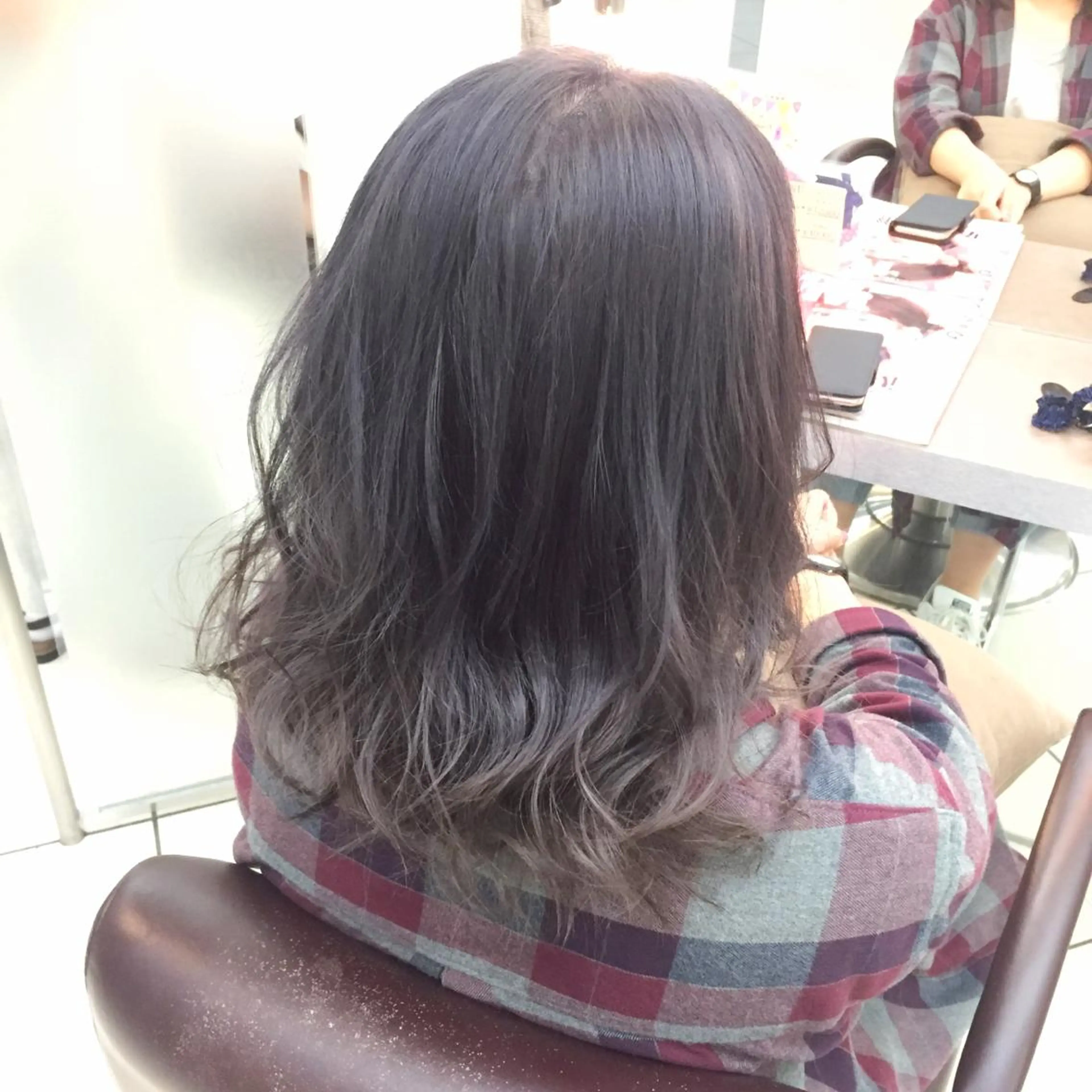 ミディアム セミロング カラー ブリーチ ラベンダーカラー ラベンダーグレー oggi +KENJE所属・大平 美沙のヘアスタイル