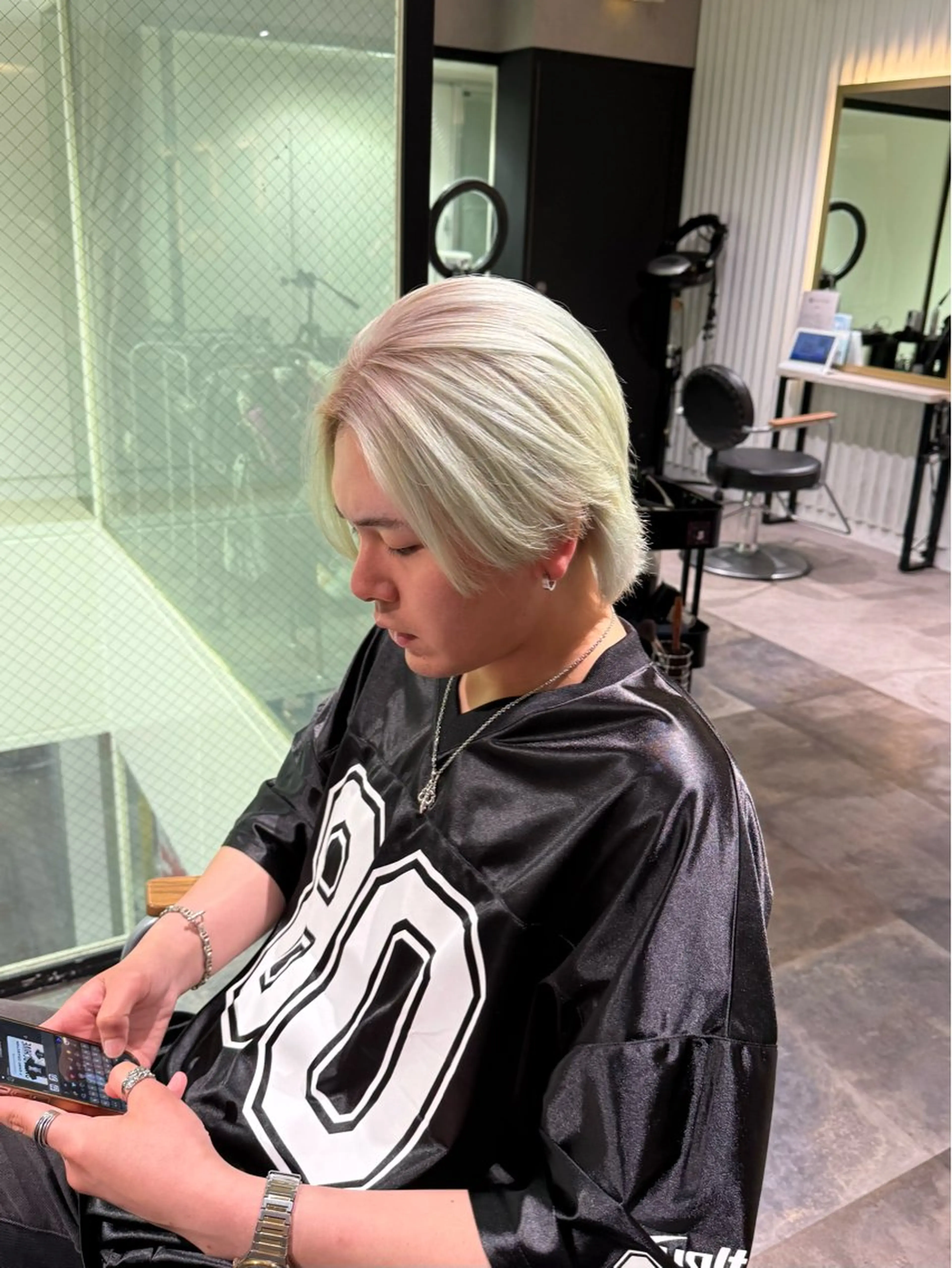 カラー メンズ メンズブリーチ メンズハイトーン ベージュカラー ブリーチ ハイトーンカラー カット ヘアカラー トリートメント SALOWIN広島所属・ブリーチカラー/ ベージュ/SARAのヘアスタイル