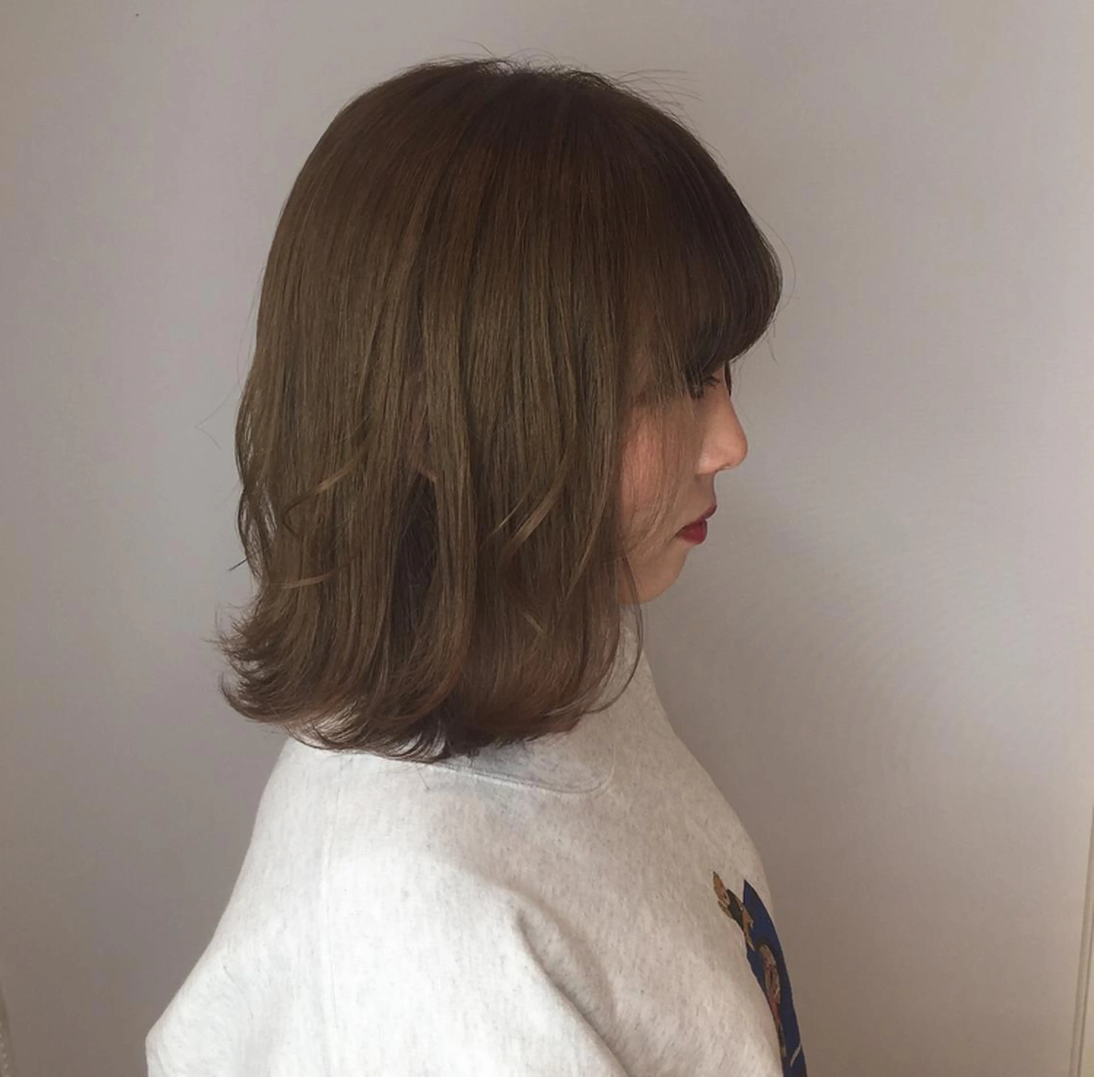 ミディアム カラー ベージュカラー ブリーチ ミルクティーベージュ カット ヘアカラー 柔らかいcolor 🌿harukaのヘアスタイル