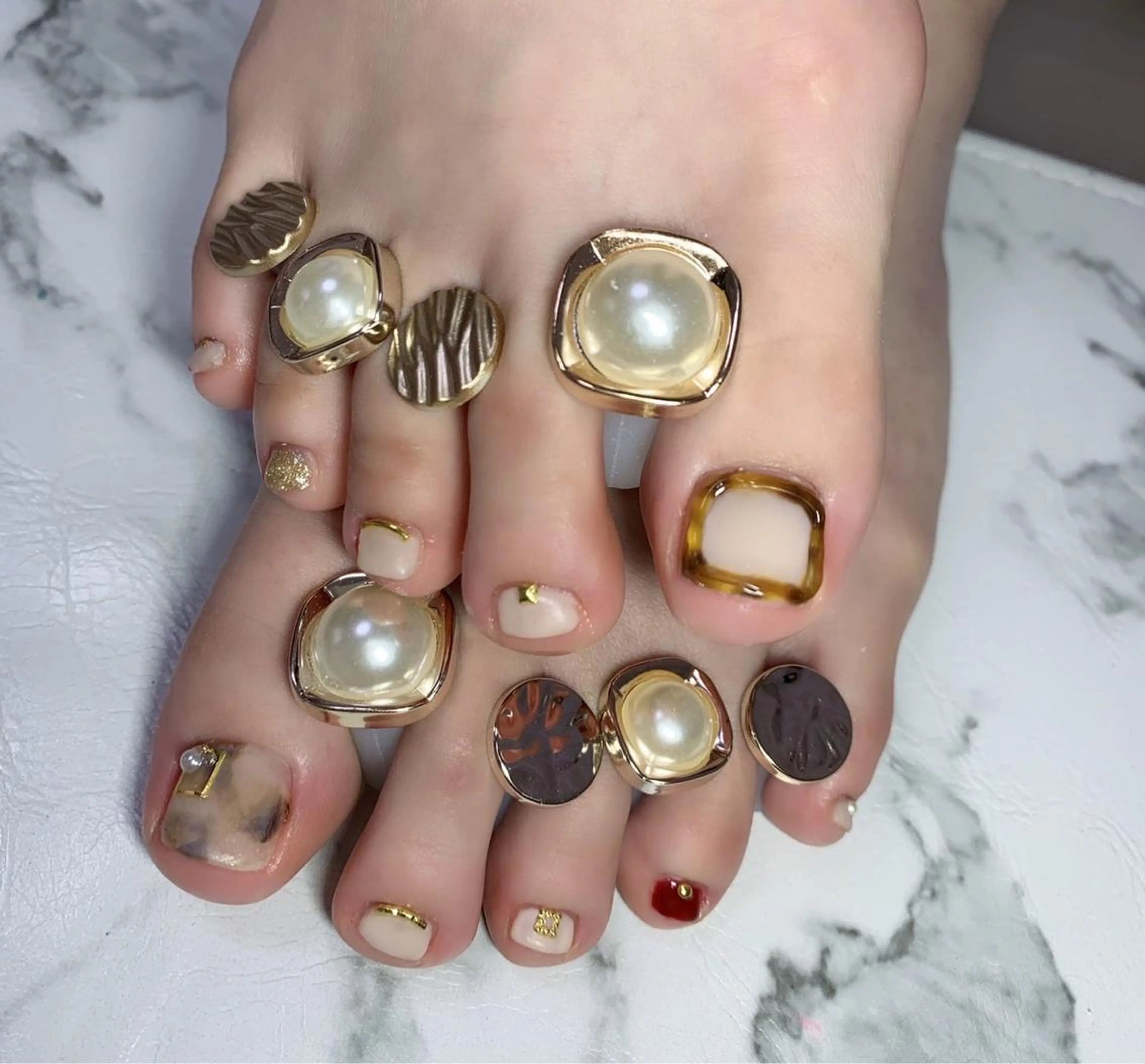 ネイル アニマル柄 アートネイル べっ甲ネイル フットネイル 持ち込み フットネイル x.1.0.nail ♡Cのネイルデザイン