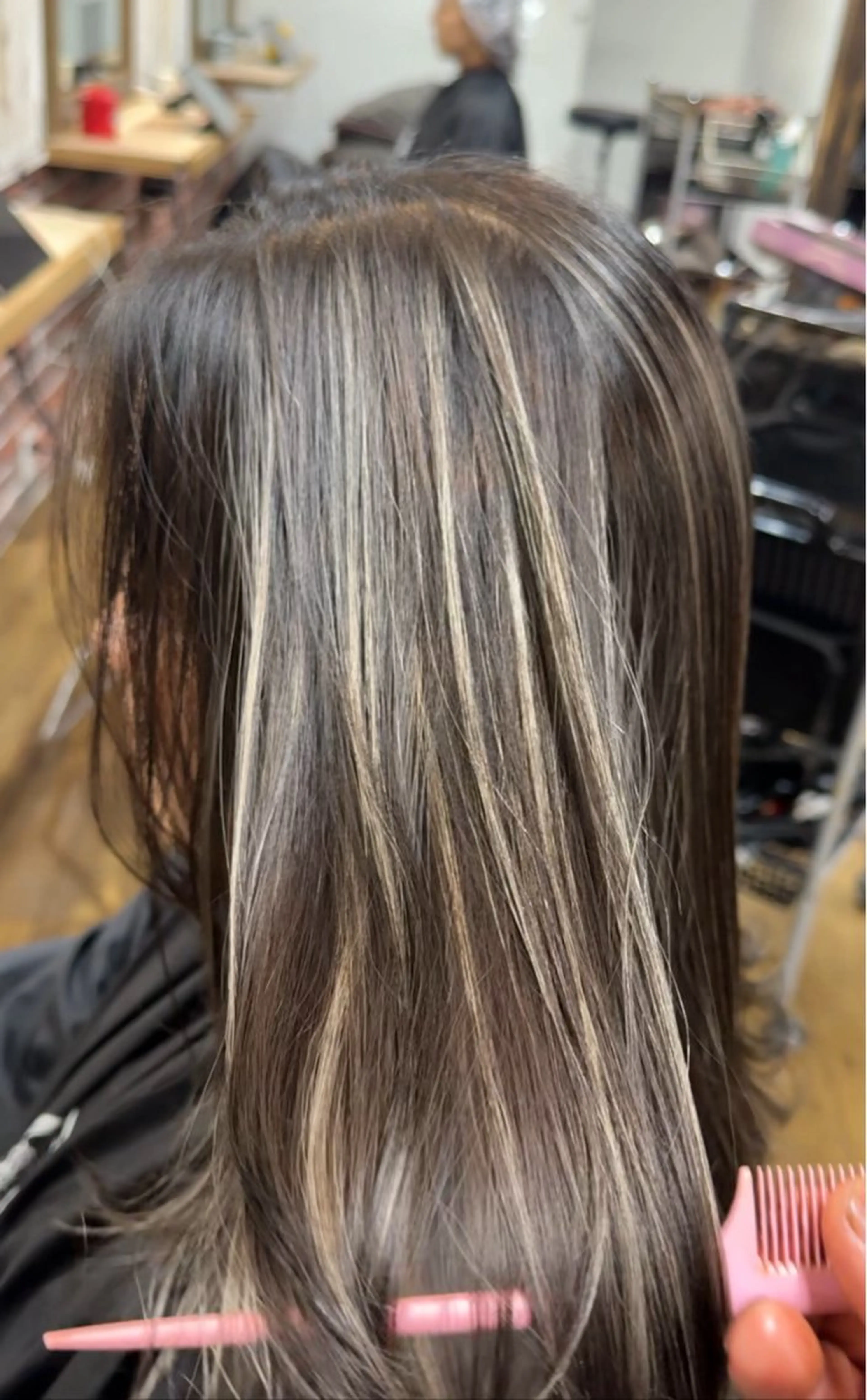 セミロング カルラ　蒲田店所属・大久保寿高✨ なりたい色を叶える✨のヘアスタイル