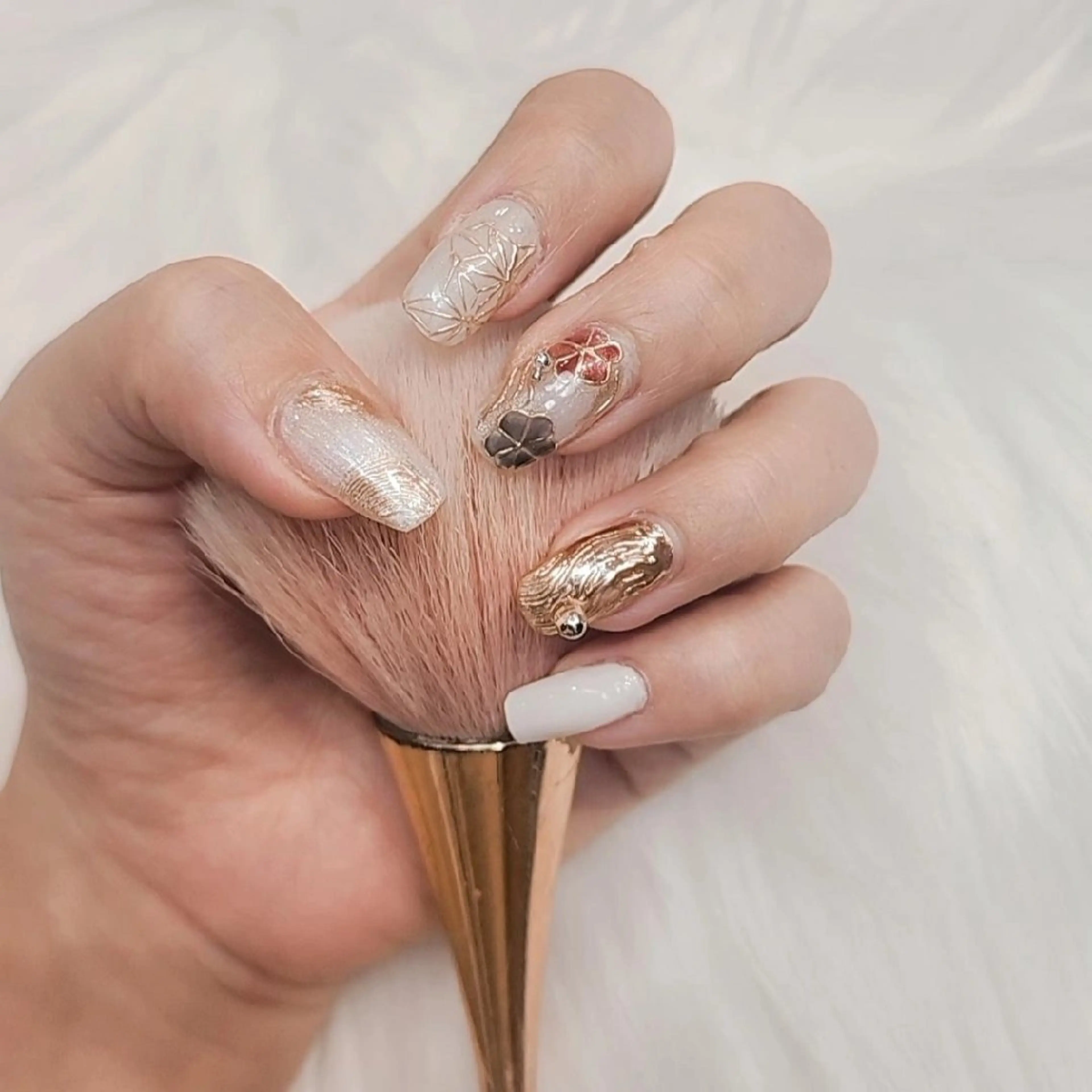 ネイル ハンドネイル 💙🤍Tiary M🤍💙のネイルデザイン