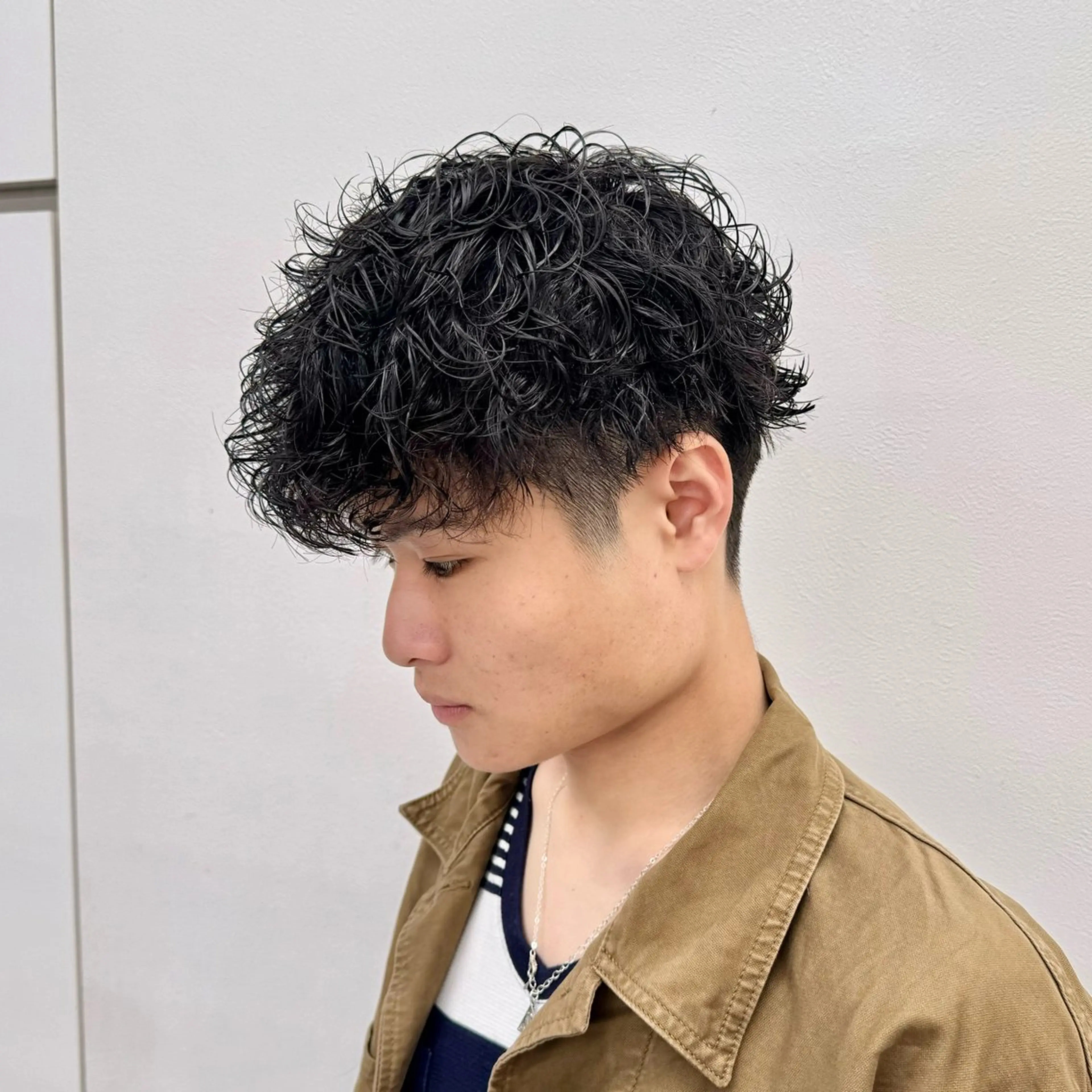 ミディアム パーマ ヘアアレンジ メンズ ミディアムパーマ メンズパーマ 顔まわりカット の達人のヘアスタイル