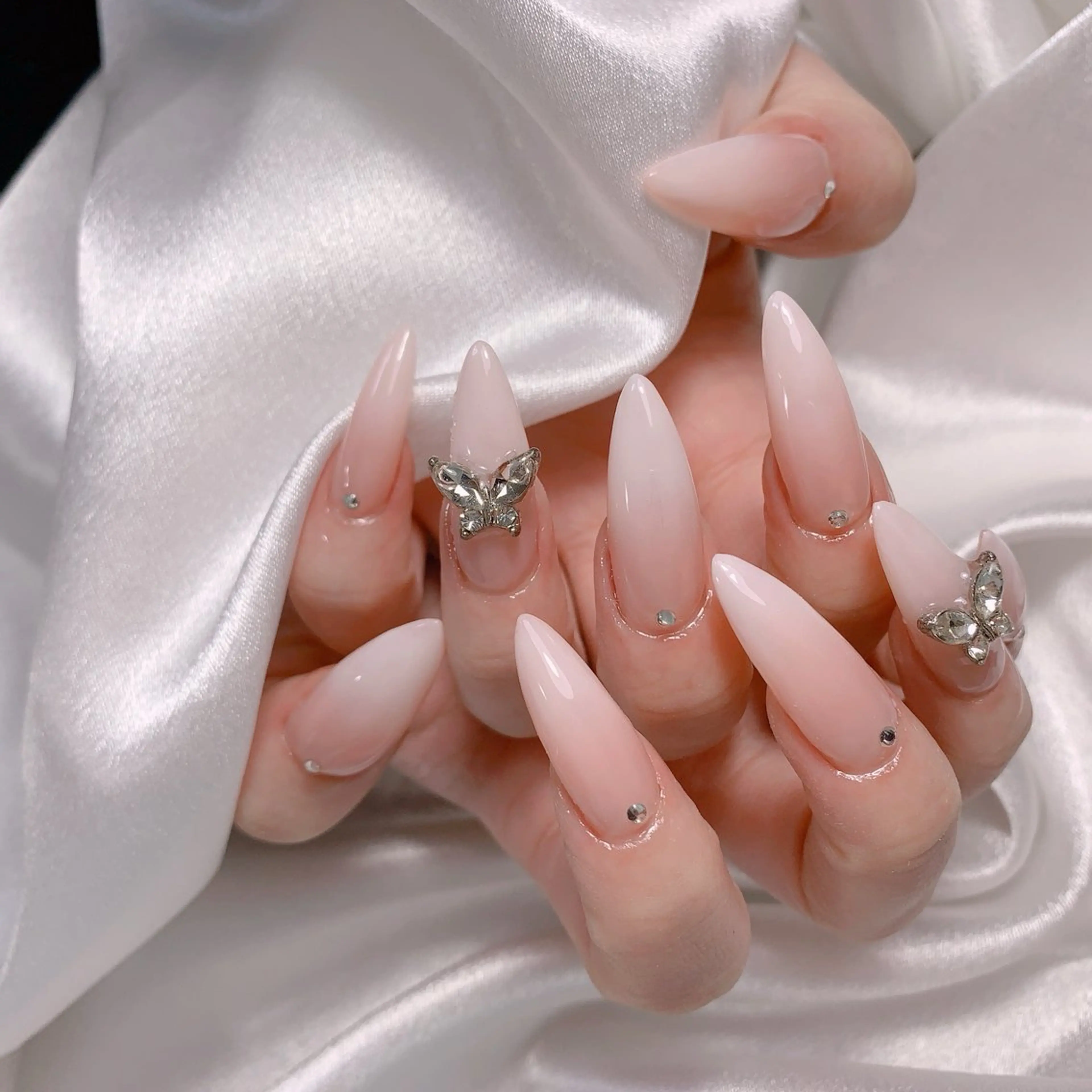 ネイル ブルー チークネイル フレンチネイル ハート ホログラムネイル ハンドネイル インフィニティ ネイルサロンのネイルデザイン