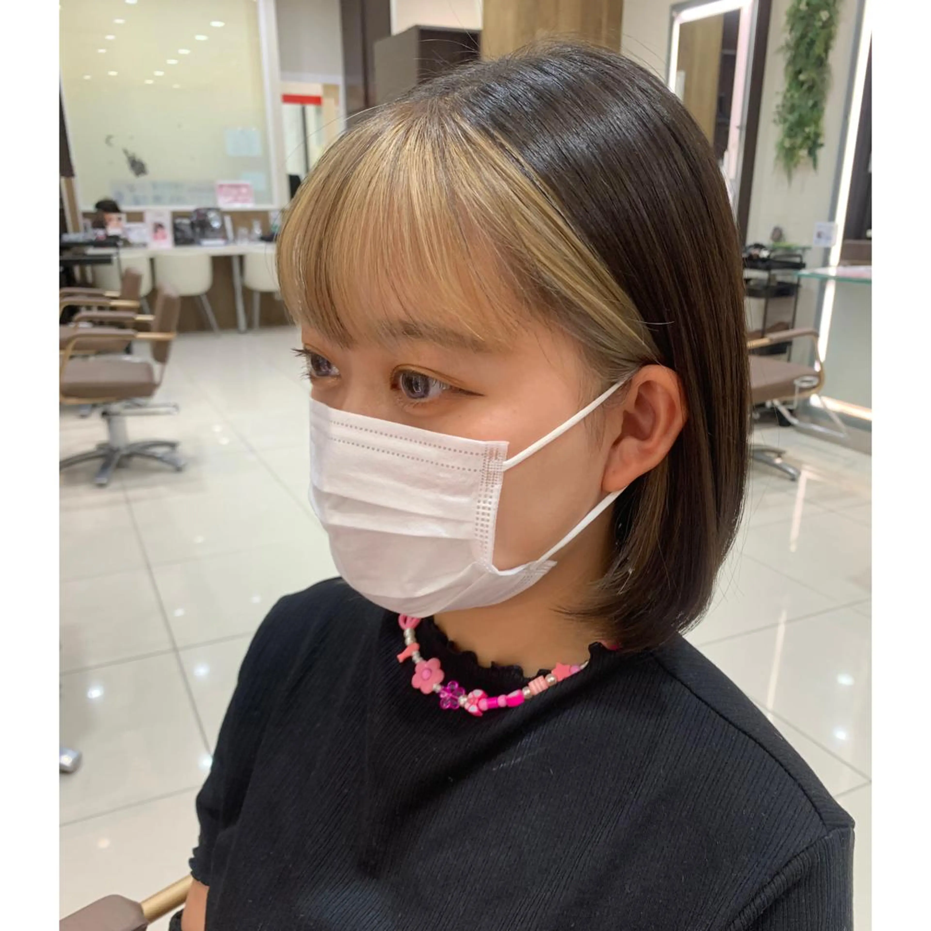 ショート カラー ミストバング ブリーチ  フェイスフレーミング ボブ tokute よしかわなお🍒のヘアスタイル