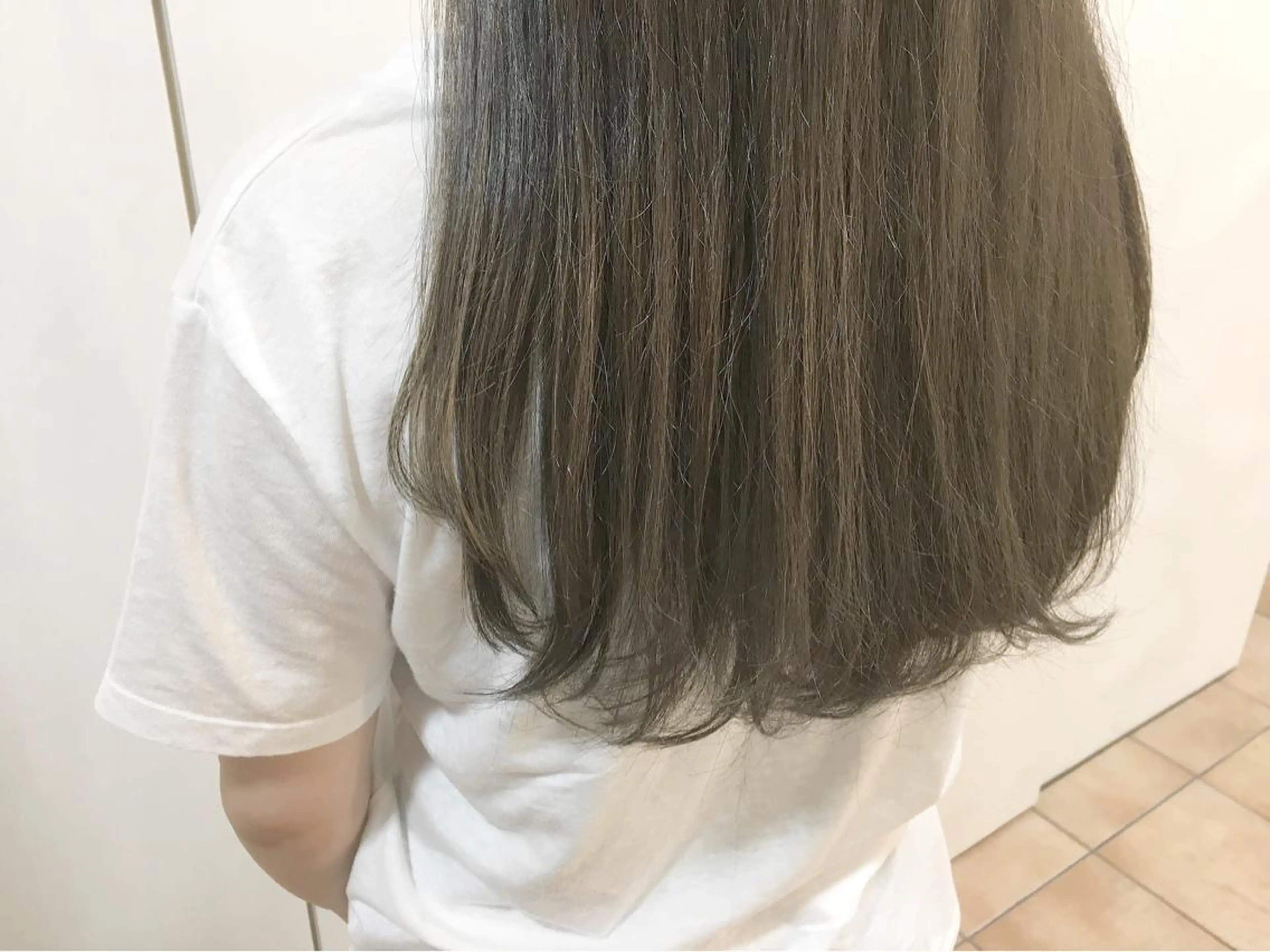 ロング カラー グレージュ ミルクティーグレージュ 横浜ブリーチムラ直し ハイトーン/ブリーチのヘアスタイル