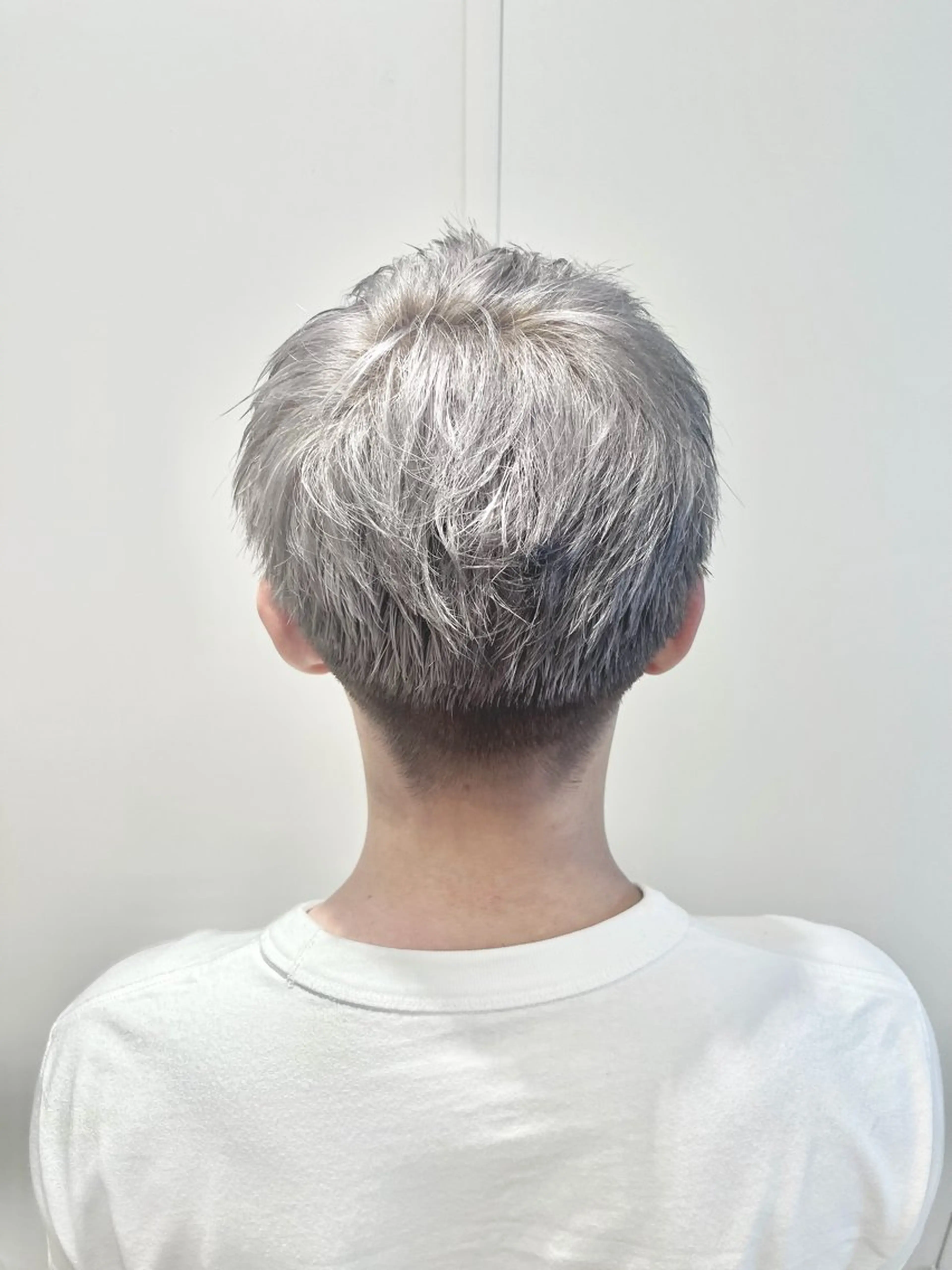 カラー メンズ シルバー カット ヘアカラー 吉松 大輝のヘアスタイル