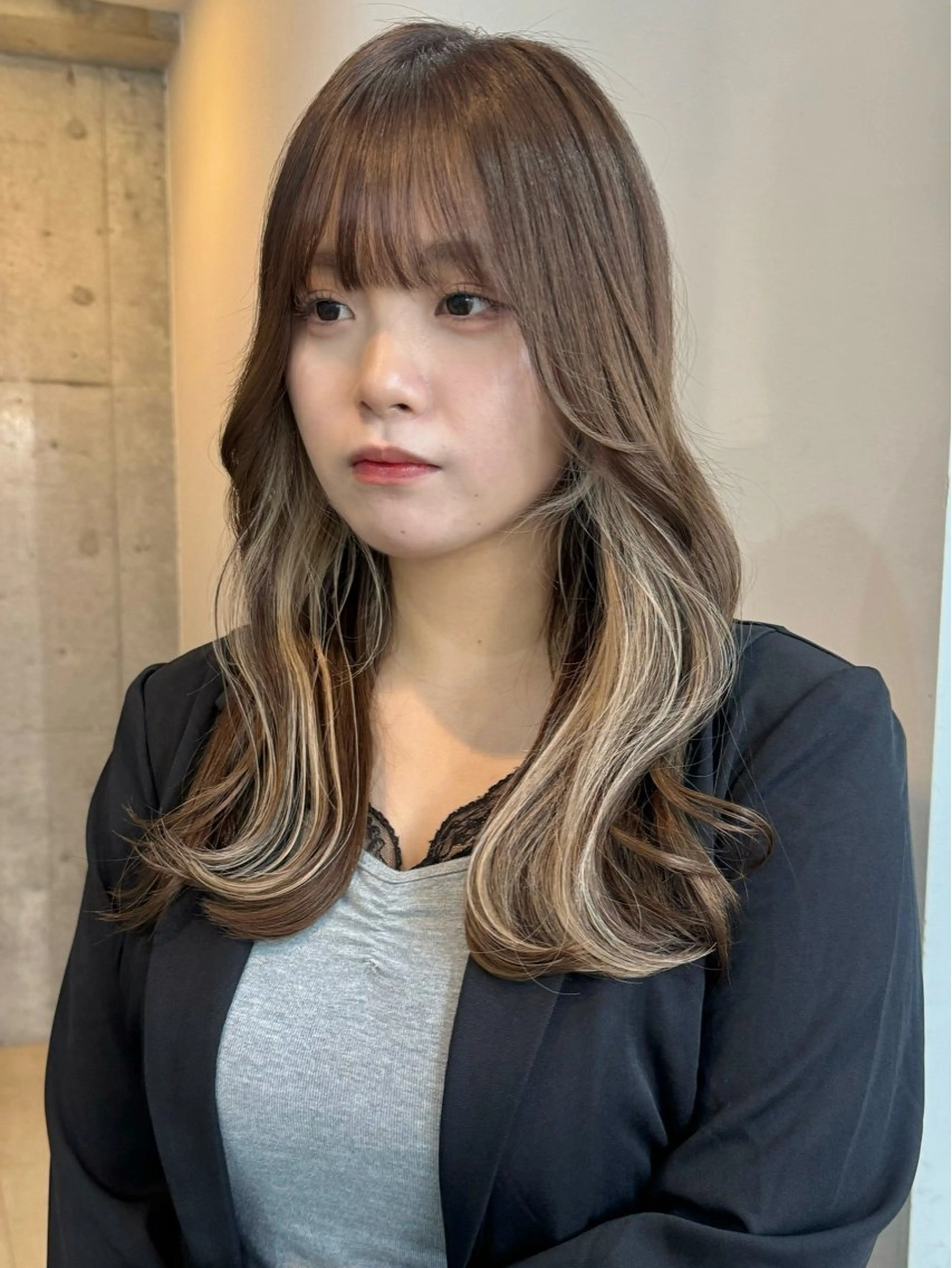 セミロング カラー ベージュカラー ホワイトベージュ ヘアカラー 切りっぱなしボブ/ ブリーチカラー/大塚のヘアスタイル