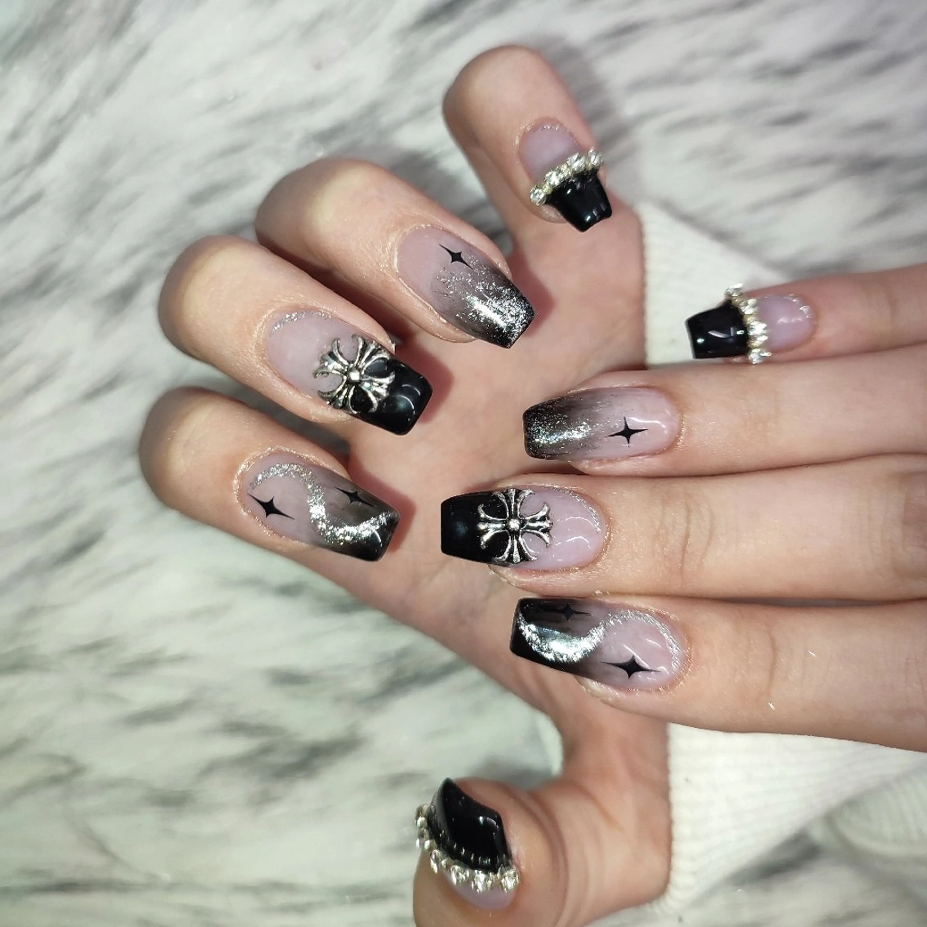 ネイル ハンドネイル RUNWAY 　　の眉毛・アイブロウイメージ