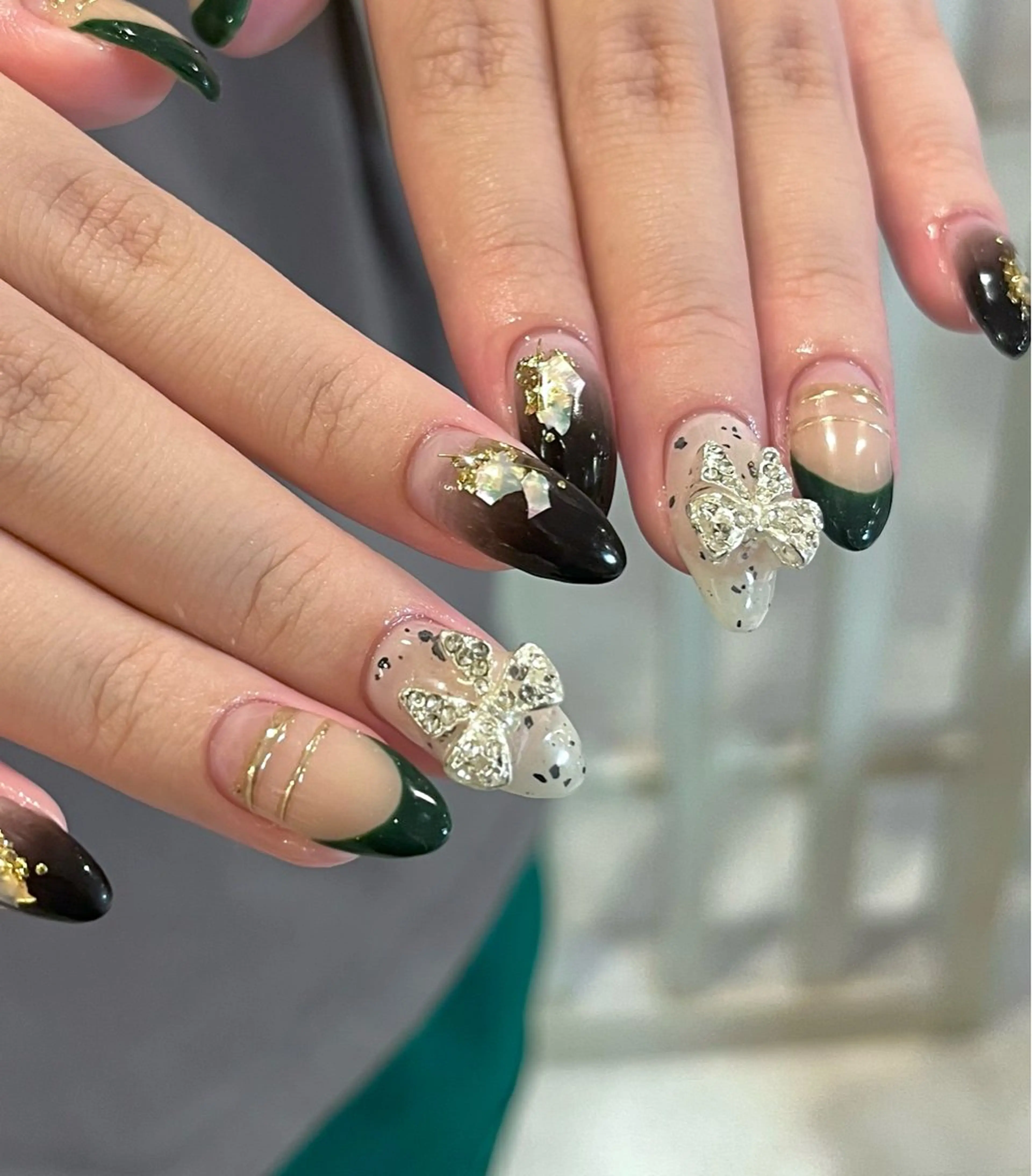 ネイル アートネイル ブラウン フレンチネイル グリーン キラキラネイル ハンドネイル フットネイル para ☀︎ sol by BECK所属・Para Sol nail　Maoのネイルデザイン