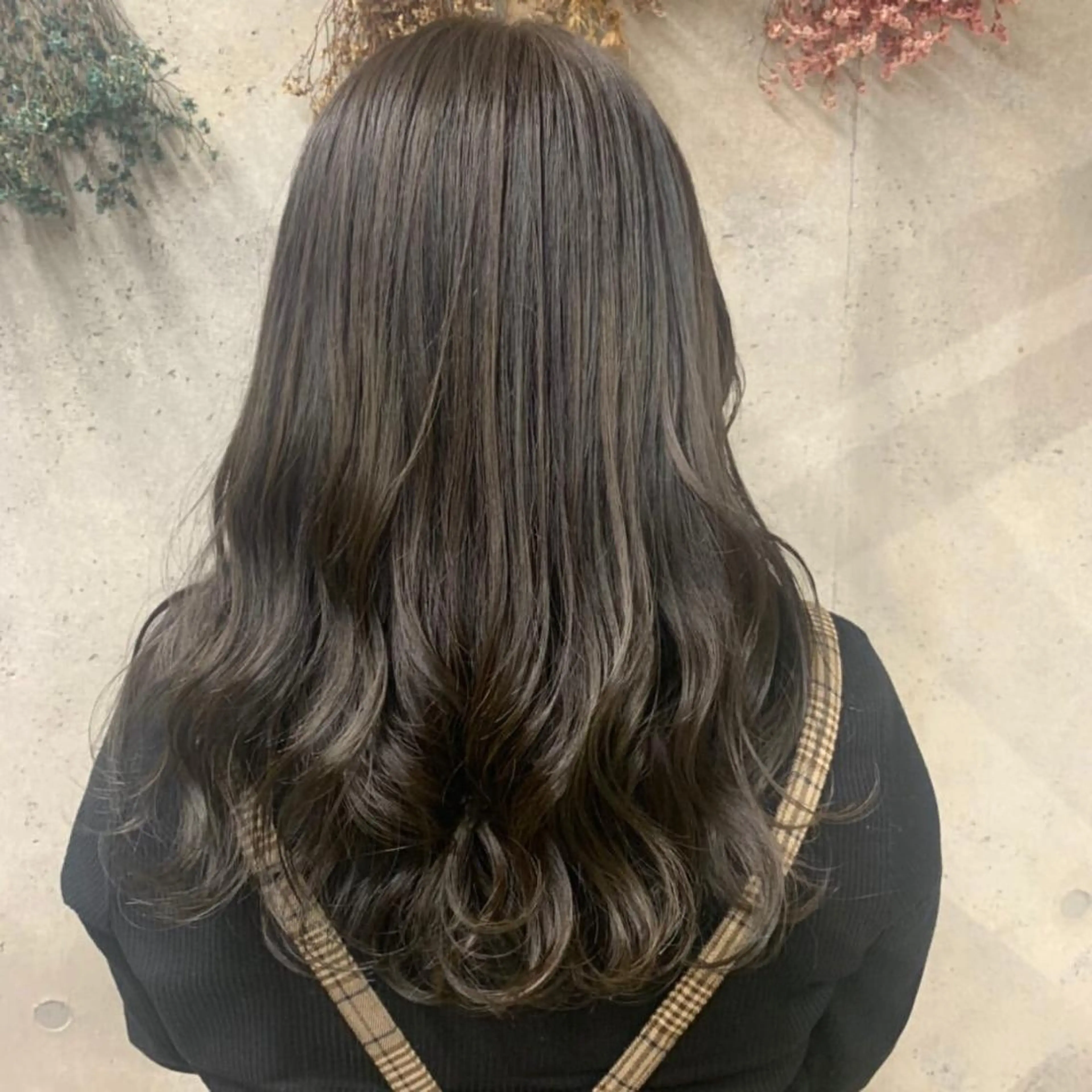 ロング カラー アディクシーカラー グレージュ ハイライトカラー オリーブグレージュ オリーブグレー ヘアカラー wakana 【ブリーチカラー】のヘアスタイル