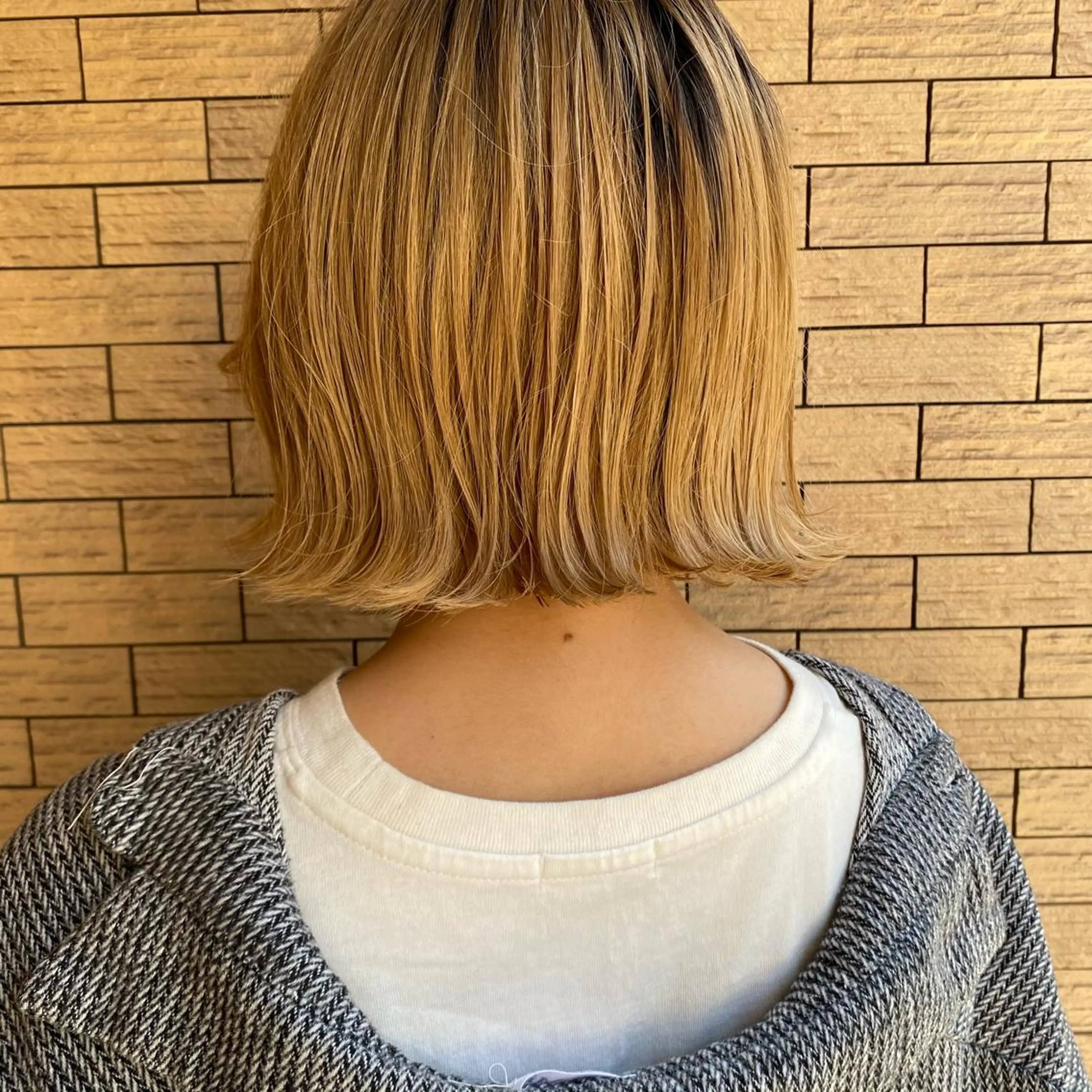 ショート カラー 切りっぱなしボブ ベージュカラー ミルクティーベージュ ボブ ヘアカラー ボブ・レイヤーカット 吉敷航一のヘアスタイル