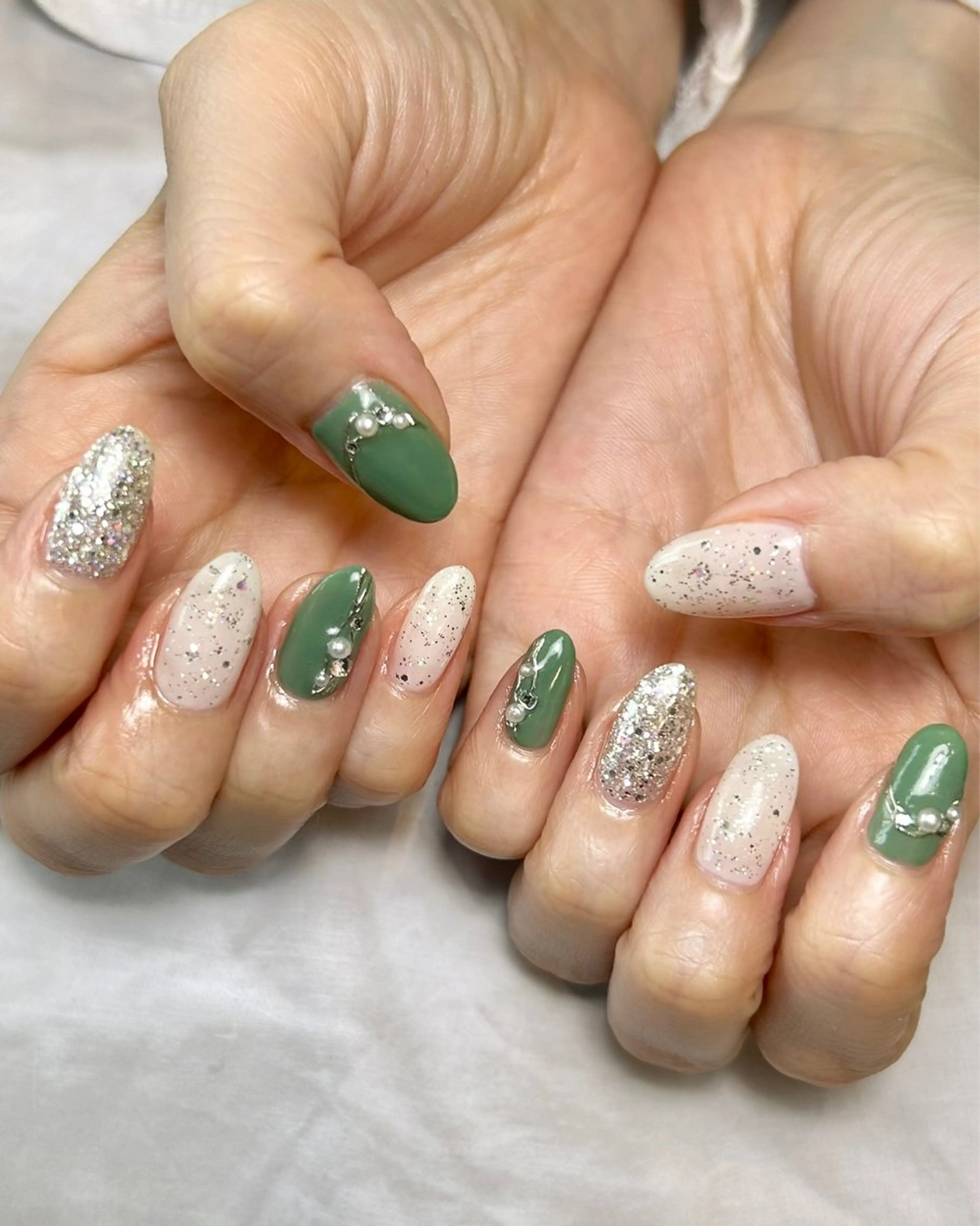 ネイル グリーン キラキラネイル ホワイト ハンドネイル Reflection marikoのネイルデザイン